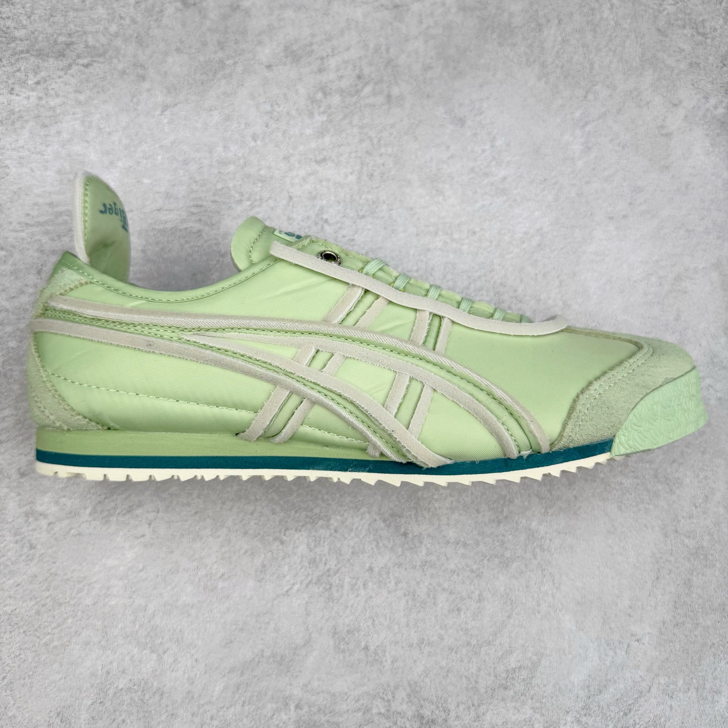 图片[7]-＃C版 Asics Onitsuka Tiger MEXICO 66 亚瑟士鬼冢虎复古经典板鞋 CNY 龙年限定 白红 市场王者选手 海外订单工厂出品 长期生产补货永不断码 超成熟稳定的做工品控 原装全套纸板楦头开发 原汁原味 完美呈现版型 私模正确鞋底咬花纹路 一比一鞋头弧度高度鞋身弧度 绝不口嗨 细节品控鞋型随意秒杀市面 原档咬花纹路私模大底 一个单元有六个三角形 总体形拼接呈现花瓣状 官方四联吊牌 原装Ortholite轻量化鞋垫 原盒原配 质保卡 说明书 钢印防尘纸 纸板中底带钢印 乳胶组合鞋垫 支持全方位的对比专柜 产品从款式颜色造型上体现出追求舒适和细节的完美 鞋类更是推崇手工制作的严谨与完美 融舒适性与可穿性的设计风格 注重细节的完美和别致魅力 既保持稳重 又不失轻松的时尚感 尺码：36 37 37.5 38 39 39.5 40 40.5 41.5 42 42.5 43.5 44 45-选品中心
