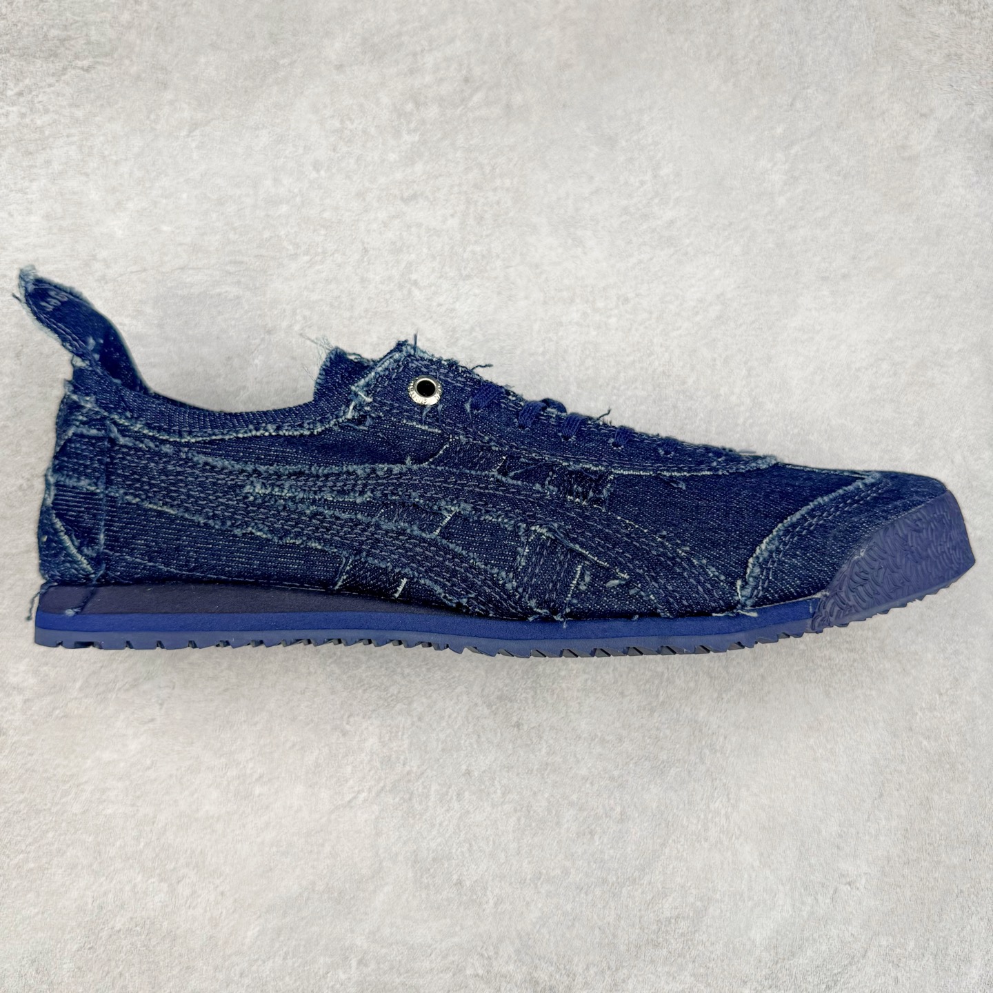 ＃C版 Asics Onitsuka Tiger MEXICO 66 亚瑟士鬼冢虎复古经典板鞋 CNY 龙年限定 白红 市场王者选手 海外订单工厂出品 长期生产补货永不断码 超成熟稳定的做工品控 原装全套纸板楦头开发 原汁原味 完美呈现版型 私模正确鞋底咬花纹路 一比一鞋头弧度高度鞋身弧度 绝不口嗨 细节品控鞋型随意秒杀市面 原档咬花纹路私模大底 一个单元有六个三角形 总体形拼接呈现花瓣状 官方四联吊牌 原装Ortholite轻量化鞋垫 原盒原配 质保卡 说明书 钢印防尘纸 纸板中底带钢印 乳胶组合鞋垫 支持全方位的对比专柜 产品从款式颜色造型上体现出追求舒适和细节的完美 鞋类更是推崇手工制作的严谨与完美 融舒适性与可穿性的设计风格 注重细节的完美和别致魅力 既保持稳重 又不失轻松的时尚感 尺码：36 37 37.5 38 39 39.5 40 40.5 41.5 42 42.5 43.5 44 45-选品中心