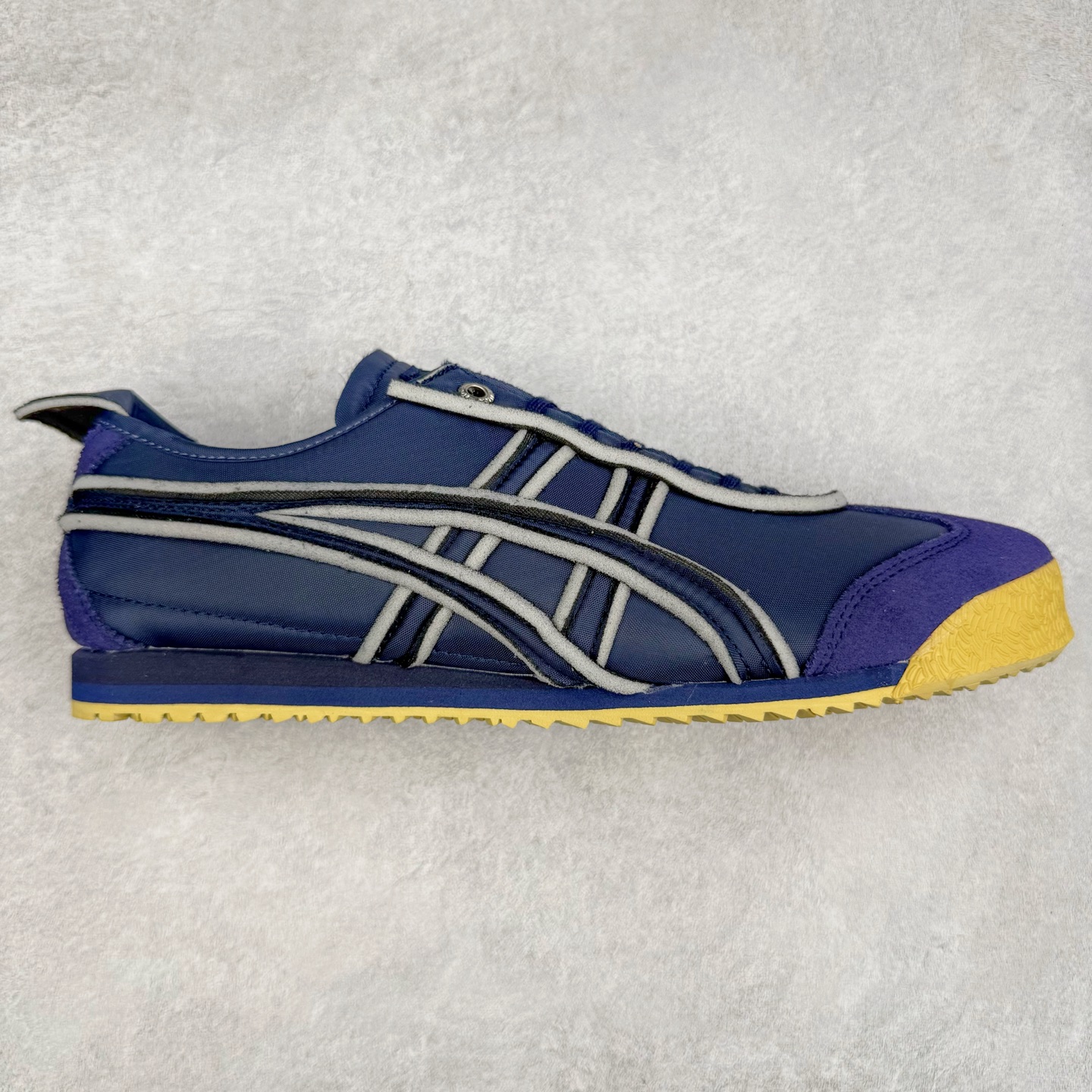 ＃C版 Asics Onitsuka Tiger MEXICO 66 亚瑟士鬼冢虎复古经典板鞋 CNY 龙年限定 白红 市场王者选手 海外订单工厂出品 长期生产补货永不断码 超成熟稳定的做工品控 原装全套纸板楦头开发 原汁原味 完美呈现版型 私模正确鞋底咬花纹路 一比一鞋头弧度高度鞋身弧度 绝不口嗨 细节品控鞋型随意秒杀市面 原档咬花纹路私模大底 一个单元有六个三角形 总体形拼接呈现花瓣状 官方四联吊牌 原装Ortholite轻量化鞋垫 原盒原配 质保卡 说明书 钢印防尘纸 纸板中底带钢印 乳胶组合鞋垫 支持全方位的对比专柜 产品从款式颜色造型上体现出追求舒适和细节的完美 鞋类更是推崇手工制作的严谨与完美 融舒适性与可穿性的设计风格 注重细节的完美和别致魅力 既保持稳重 又不失轻松的时尚感 尺码：36 37 37.5 38 39 39.5 40 40.5 41.5 42 42.5 43.5 44 45-选品中心