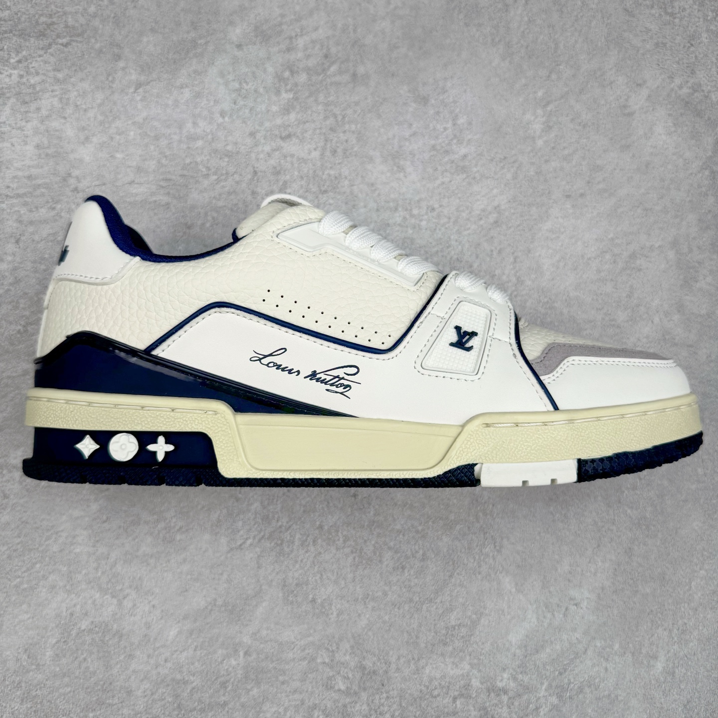 ＃TG Louis Vuitton Trainer lv时装走秀运动鞋板鞋 纯白 老外外贸私人订单 口碑实力大厂出品 出货即市场巅峰 全套原纸板楦头开发 原汁原味 完美呈现版型 原数据独家私模大底 超高清洁度 极限压缩成本 超级跑量款式 全套原楦原纸版原鞋开模 独家磨具开发男女鞋 全网最具灵魂的版型 正确原装黄色鞋盒 正确中底印花 鞋面印花3D高频深度立体 全鞋电脑针车 紧密相连 针距密度一致 环保乳胶注塑鞋垫 厚度脚感还原原版 皮面裁剪部位 统一油边封口工艺 原装橡胶大底含胶量大底组合零偏差 专柜全套包装 防尘袋 说明书 质保卡 尺码：35 36 37 38 39 40 41 42 43 44 45-选品中心