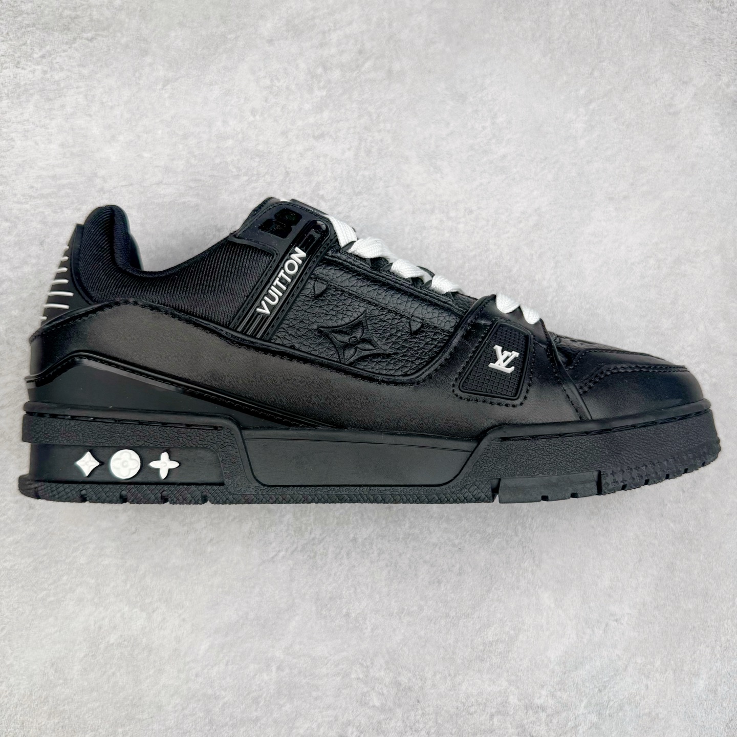 ＃TG Louis Vuitton Trainer lv时装走秀运动鞋板鞋 纯白 老外外贸私人订单 口碑实力大厂出品 出货即市场巅峰 全套原纸板楦头开发 原汁原味 完美呈现版型 原数据独家私模大底 超高清洁度 极限压缩成本 超级跑量款式 全套原楦原纸版原鞋开模 独家磨具开发男女鞋 全网最具灵魂的版型 正确原装黄色鞋盒 正确中底印花 鞋面印花3D高频深度立体 全鞋电脑针车 紧密相连 针距密度一致 环保乳胶注塑鞋垫 厚度脚感还原原版 皮面裁剪部位 统一油边封口工艺 原装橡胶大底含胶量大底组合零偏差 专柜全套包装 防尘袋 说明书 质保卡 尺码：35 36 37 38 39 40 41 42 43 44 45-选品中心