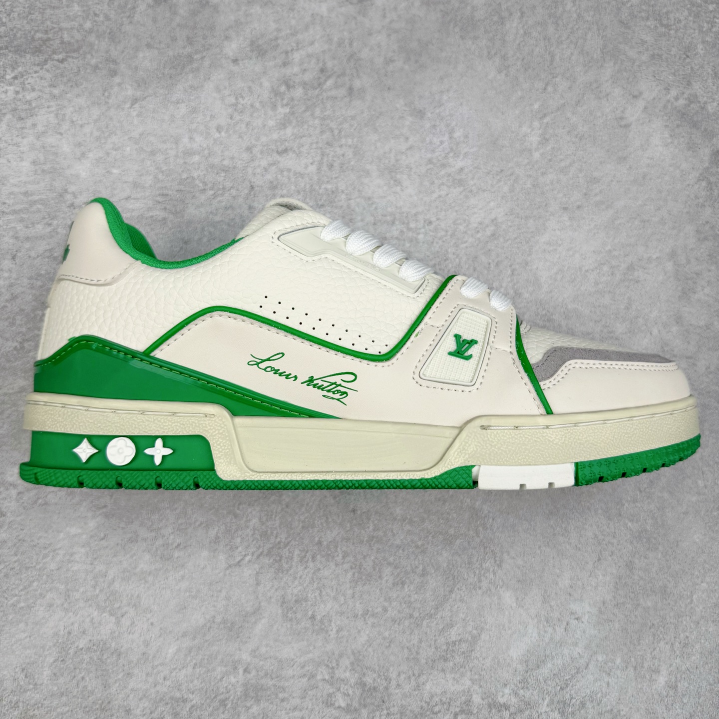 ＃TG Louis Vuitton Trainer lv时装走秀运动鞋板鞋 纯白 老外外贸私人订单 口碑实力大厂出品 出货即市场巅峰 全套原纸板楦头开发 原汁原味 完美呈现版型 原数据独家私模大底 超高清洁度 极限压缩成本 超级跑量款式 全套原楦原纸版原鞋开模 独家磨具开发男女鞋 全网最具灵魂的版型 正确原装黄色鞋盒 正确中底印花 鞋面印花3D高频深度立体 全鞋电脑针车 紧密相连 针距密度一致 环保乳胶注塑鞋垫 厚度脚感还原原版 皮面裁剪部位 统一油边封口工艺 原装橡胶大底含胶量大底组合零偏差 专柜全套包装 防尘袋 说明书 质保卡 尺码：35 36 37 38 39 40 41 42 43 44 45-选品中心