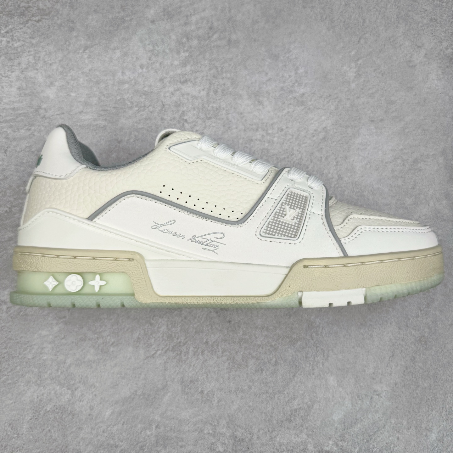 ＃TG Louis Vuitton Trainer lv时装走秀运动鞋板鞋 纯白 老外外贸私人订单 口碑实力大厂出品 出货即市场巅峰 全套原纸板楦头开发 原汁原味 完美呈现版型 原数据独家私模大底 超高清洁度 极限压缩成本 超级跑量款式 全套原楦原纸版原鞋开模 独家磨具开发男女鞋 全网最具灵魂的版型 正确原装黄色鞋盒 正确中底印花 鞋面印花3D高频深度立体 全鞋电脑针车 紧密相连 针距密度一致 环保乳胶注塑鞋垫 厚度脚感还原原版 皮面裁剪部位 统一油边封口工艺 原装橡胶大底含胶量大底组合零偏差 专柜全套包装 防尘袋 说明书 质保卡 尺码：35 36 37 38 39 40 41 42 43 44 45-选品中心