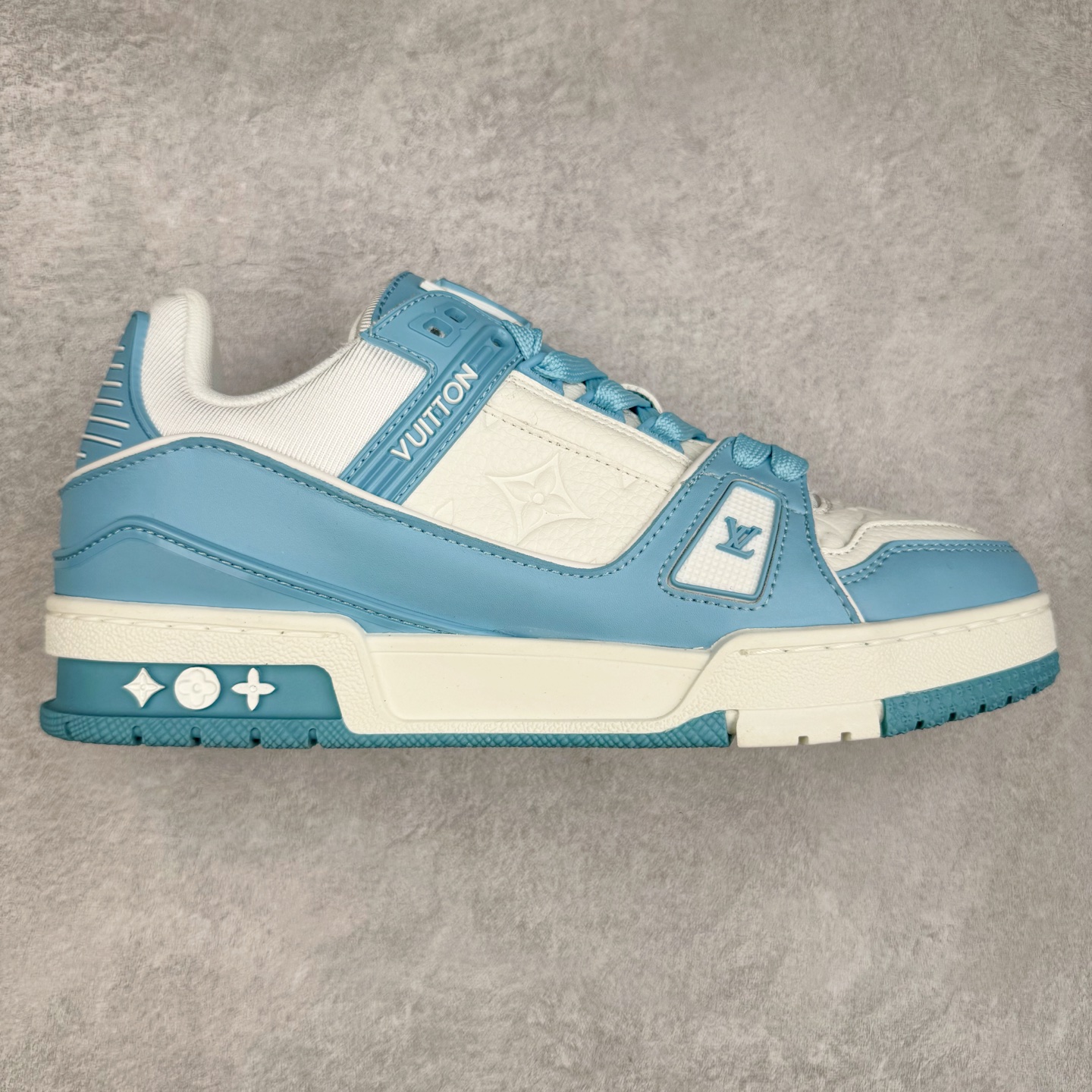 ＃TG Louis Vuitton Trainer lv时装走秀运动鞋板鞋 纯白 老外外贸私人订单 口碑实力大厂出品 出货即市场巅峰 全套原纸板楦头开发 原汁原味 完美呈现版型 原数据独家私模大底 超高清洁度 极限压缩成本 超级跑量款式 全套原楦原纸版原鞋开模 独家磨具开发男女鞋 全网最具灵魂的版型 正确原装黄色鞋盒 正确中底印花 鞋面印花3D高频深度立体 全鞋电脑针车 紧密相连 针距密度一致 环保乳胶注塑鞋垫 厚度脚感还原原版 皮面裁剪部位 统一油边封口工艺 原装橡胶大底含胶量大底组合零偏差 专柜全套包装 防尘袋 说明书 质保卡 尺码：35 36 37 38 39 40 41 42 43 44 45-选品中心