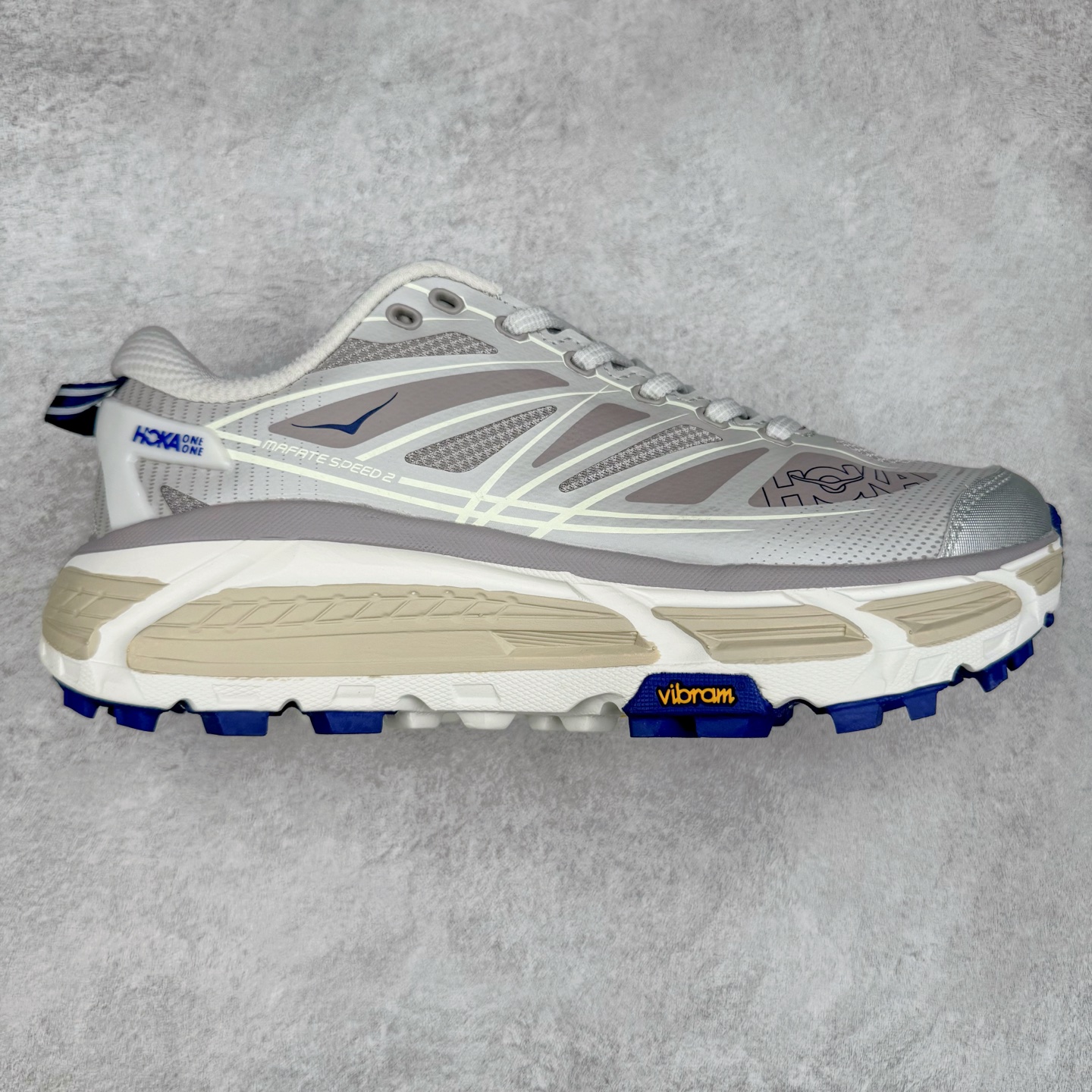 HOKA ONE ONE Mafate Speed 2 Low 玛法特2代系列低帮轻量户外越野休闲运动慢跑鞋 HOKA ONE ONE 最近推出了一个胶囊系列 Origin Story 这个系列里的 Mafate Speed 2 可以说让我日思夜想有一阵子了 最近终于拔草 让我来分享一下这双也是上脚赞到爆的越野跑鞋吧 以阿尔卑斯山脉作为主题将亮黄色与蓝色调覆盖在这经典轮廓之上 配色的呈现效果相当亮眼 以至于很多人买这个配色是用来日常搭配的 鞋面采用超轻的无缝架构 轻薄的TPU贴在透气的鞋面材料上 减轻重量同时也保证了支撑性 鞋底则采用滚动平衡技术 引导跑者回归自然步态 祖传的神奇EVA材质中底依旧是一如既往地表现优秀 能提供充足的缓震 作为HOKA家的越野跑鞋 VIBRAM 橡胶大底也是必不可少的 即便在复杂湿滑的地形 依旧能有良好的抓地力及稳定性 鞋带采用了弹性不易松脱的扁宽弹性鞋带 前掌与中掌部分也进行了加宽 也更加适合亚洲人的脚型 是一款十分全面且足够强悍的户外硬核越野鞋 而这双极其亮眼的越野跑鞋恰好又是在江山一百中参赛的UTMB冠军 Ludovic POMMERET 夺冠时穿着的战靴 这就让它变得更加有吸引力了 用来日常搭配的话短裤是基本不挑 长裤我个人推荐阔腿裤 工装裤以及各种长筒牛仔裤都可以 尺码：36 36.5 37.5 38 38.5 39 40 40.5 41 42 42.5 43 44 44.5 45-选品中心