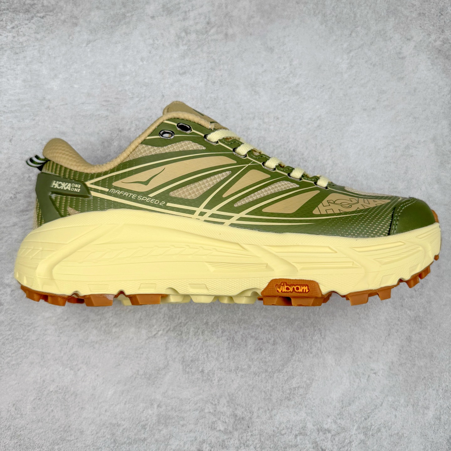 HOKA ONE ONE Mafate Speed 2 Low 玛法特2代系列低帮轻量户外越野休闲运动慢跑鞋 HOKA ONE ONE 最近推出了一个胶囊系列 Origin Story 这个系列里的 Mafate Speed 2 可以说让我日思夜想有一阵子了 最近终于拔草 让我来分享一下这双也是上脚赞到爆的越野跑鞋吧 以阿尔卑斯山脉作为主题将亮黄色与蓝色调覆盖在这经典轮廓之上 配色的呈现效果相当亮眼 以至于很多人买这个配色是用来日常搭配的 鞋面采用超轻的无缝架构 轻薄的TPU贴在透气的鞋面材料上 减轻重量同时也保证了支撑性 鞋底则采用滚动平衡技术 引导跑者回归自然步态 祖传的神奇EVA材质中底依旧是一如既往地表现优秀 能提供充足的缓震 作为HOKA家的越野跑鞋 VIBRAM 橡胶大底也是必不可少的 即便在复杂湿滑的地形 依旧能有良好的抓地力及稳定性 鞋带采用了弹性不易松脱的扁宽弹性鞋带 前掌与中掌部分也进行了加宽 也更加适合亚洲人的脚型 是一款十分全面且足够强悍的户外硬核越野鞋 而这双极其亮眼的越野跑鞋恰好又是在江山一百中参赛的UTMB冠军 Ludovic POMMERET 夺冠时穿着的战靴 这就让它变得更加有吸引力了 用来日常搭配的话短裤是基本不挑 长裤我个人推荐阔腿裤 工装裤以及各种长筒牛仔裤都可以 尺码：36 36.5 37.5 38 38.5 39 40 40.5 41 42 42.5 43 44 44.5 45-选品中心