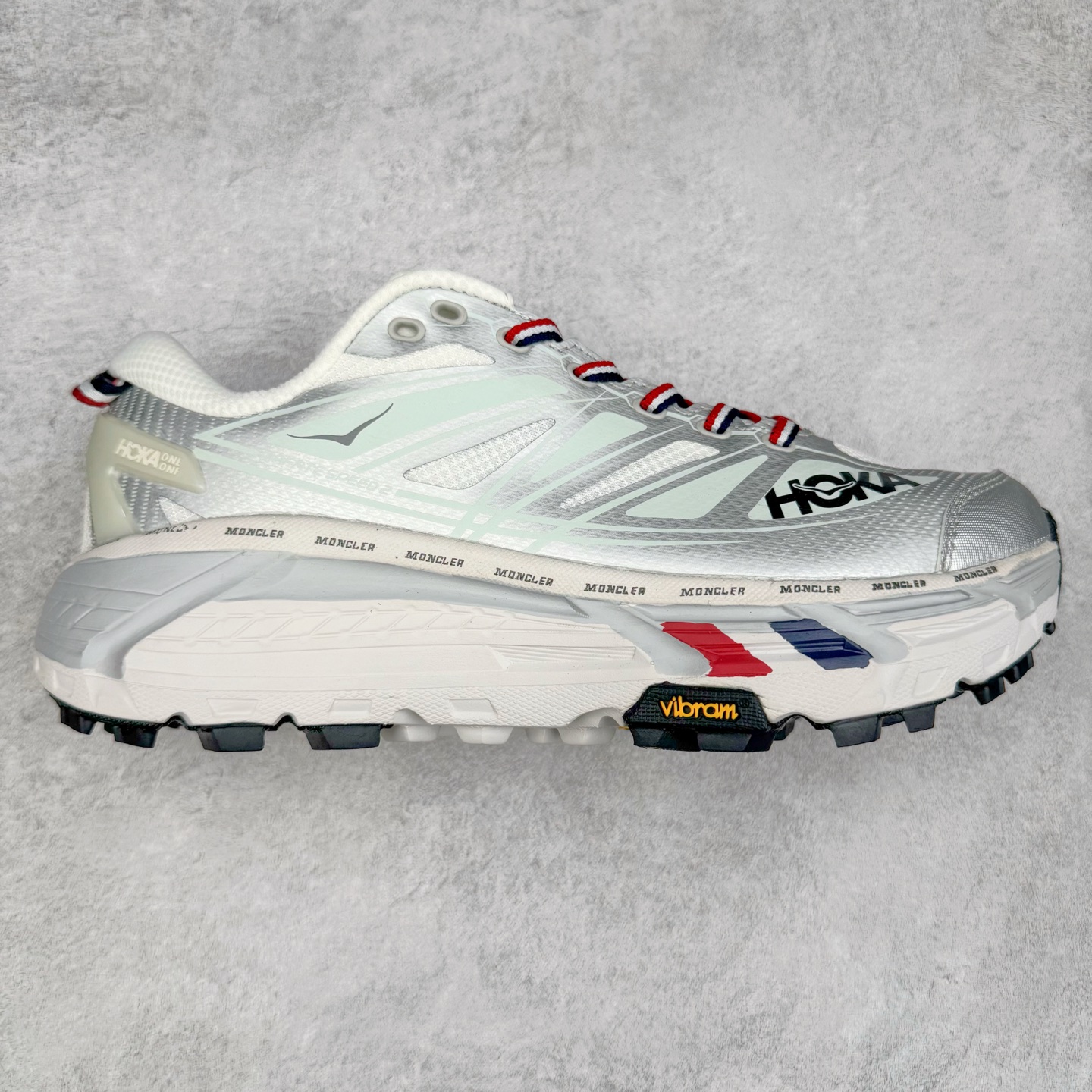 HOKA ONE ONE Mafate Speed 2 Low 玛法特2代系列低帮轻量户外越野休闲运动慢跑鞋 HOKA ONE ONE 最近推出了一个胶囊系列 Origin Story 这个系列里的 Mafate Speed 2 可以说让我日思夜想有一阵子了 最近终于拔草 让我来分享一下这双也是上脚赞到爆的越野跑鞋吧 以阿尔卑斯山脉作为主题将亮黄色与蓝色调覆盖在这经典轮廓之上 配色的呈现效果相当亮眼 以至于很多人买这个配色是用来日常搭配的 鞋面采用超轻的无缝架构 轻薄的TPU贴在透气的鞋面材料上 减轻重量同时也保证了支撑性 鞋底则采用滚动平衡技术 引导跑者回归自然步态 祖传的神奇EVA材质中底依旧是一如既往地表现优秀 能提供充足的缓震 作为HOKA家的越野跑鞋 VIBRAM 橡胶大底也是必不可少的 即便在复杂湿滑的地形 依旧能有良好的抓地力及稳定性 鞋带采用了弹性不易松脱的扁宽弹性鞋带 前掌与中掌部分也进行了加宽 也更加适合亚洲人的脚型 是一款十分全面且足够强悍的户外硬核越野鞋 而这双极其亮眼的越野跑鞋恰好又是在江山一百中参赛的UTMB冠军 Ludovic POMMERET 夺冠时穿着的战靴 这就让它变得更加有吸引力了 用来日常搭配的话短裤是基本不挑 长裤我个人推荐阔腿裤 工装裤以及各种长筒牛仔裤都可以 尺码：36 36.5 37.5 38 38.5 39 40 40.5 41 42 42.5 43 44 44.5 45-选品中心
