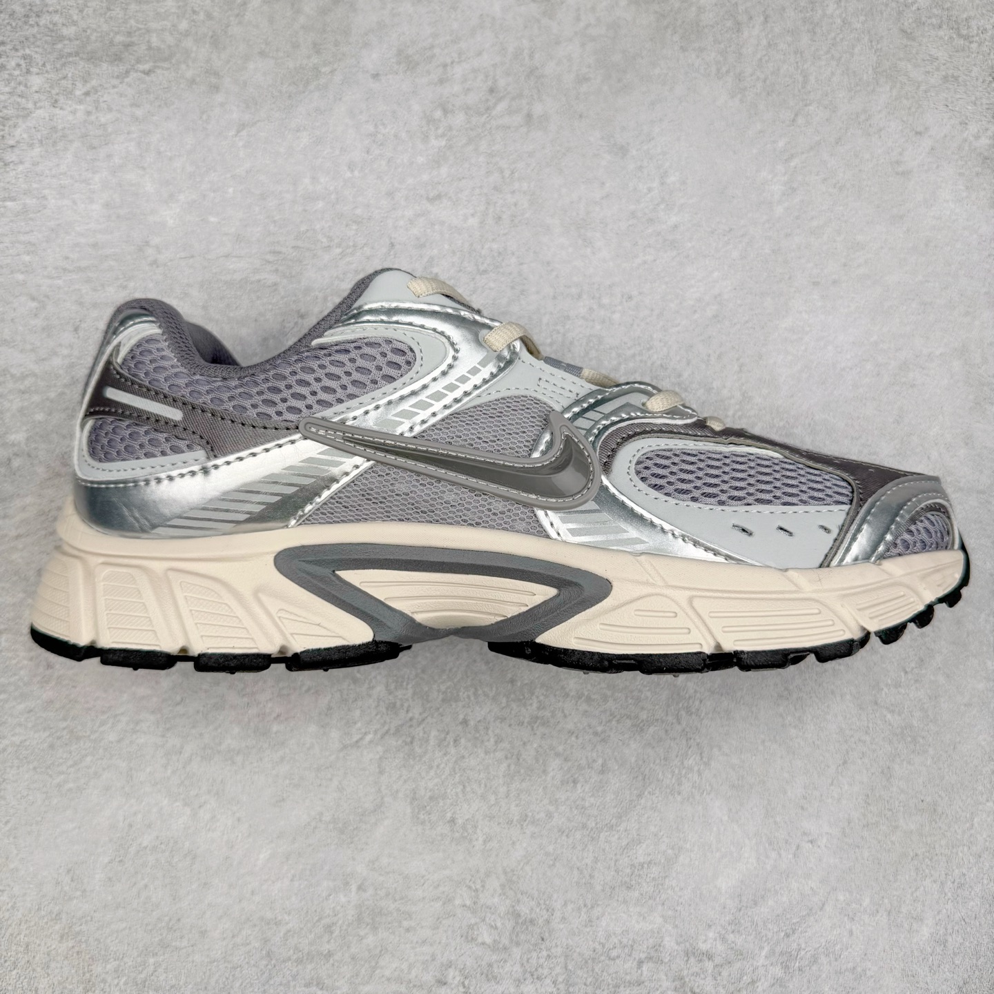 NK V5 RNR 舒适百搭防滑耐磨低帮跑步鞋 HJ5228-003 舒适有型适合日常穿着 该鞋款延续千禧年经典设计搭载泡绵中底 厚实而轻盈匠心细节巧搭立体耐克勾标志焕新演绎复古跑鞋 鞋款从千禧年美学汲取灵感 混搭多种材质突显层次感立体感和传统跑步风范 尺码：36 36.5 37.5 38 38.5 39 40 40.5 41 42 42.5 43 44 44.5 45-选品中心