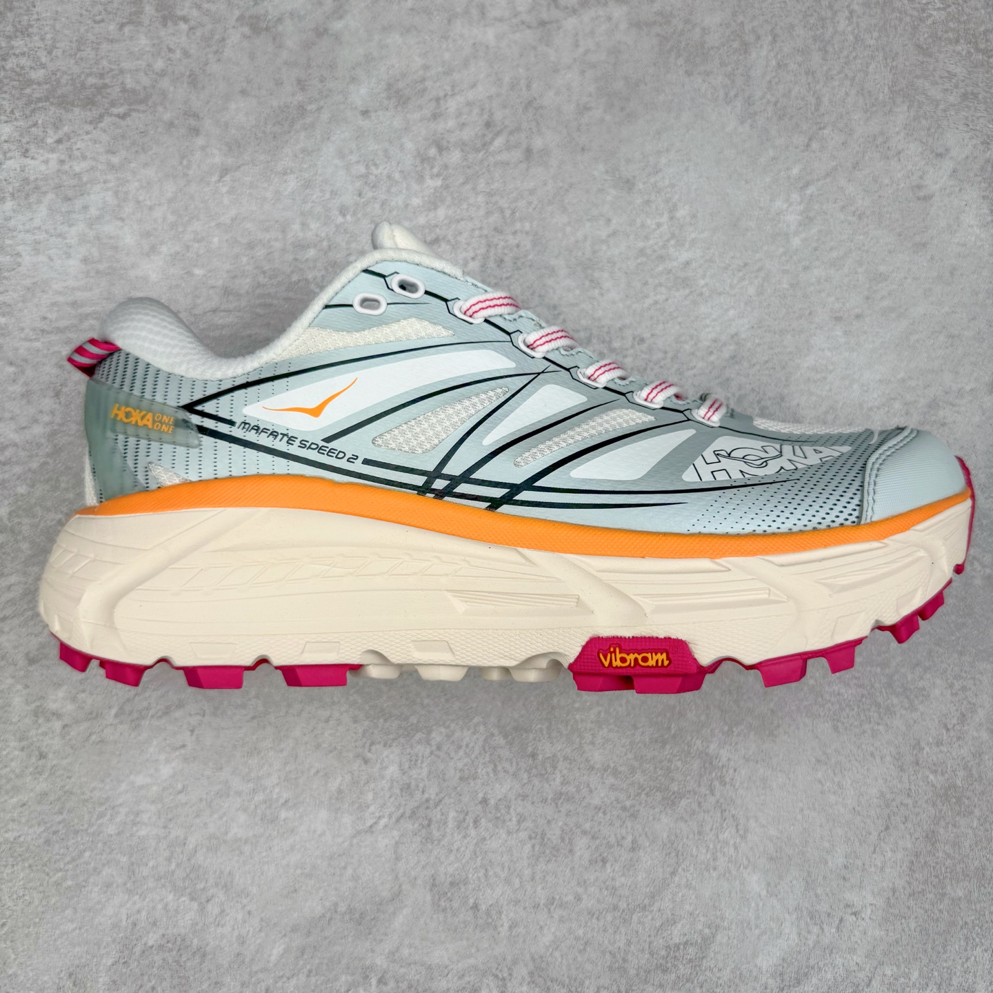 图片[7]-HOKA ONE ONE Mafate Speed 2 Low 玛法特2代系列低帮轻量户外越野休闲运动慢跑鞋 HOKA ONE ONE 最近推出了一个胶囊系列 Origin Story 这个系列里的 Mafate Speed 2 可以说让我日思夜想有一阵子了 最近终于拔草 让我来分享一下这双也是上脚赞到爆的越野跑鞋吧 以阿尔卑斯山脉作为主题将亮黄色与蓝色调覆盖在这经典轮廓之上 配色的呈现效果相当亮眼 以至于很多人买这个配色是用来日常搭配的 鞋面采用超轻的无缝架构 轻薄的TPU贴在透气的鞋面材料上 减轻重量同时也保证了支撑性 鞋底则采用滚动平衡技术 引导跑者回归自然步态 祖传的神奇EVA材质中底依旧是一如既往地表现优秀 能提供充足的缓震 作为HOKA家的越野跑鞋 VIBRAM 橡胶大底也是必不可少的 即便在复杂湿滑的地形 依旧能有良好的抓地力及稳定性 鞋带采用了弹性不易松脱的扁宽弹性鞋带 前掌与中掌部分也进行了加宽 也更加适合亚洲人的脚型 是一款十分全面且足够强悍的户外硬核越野鞋 而这双极其亮眼的越野跑鞋恰好又是在江山一百中参赛的UTMB冠军 Ludovic POMMERET 夺冠时穿着的战靴 这就让它变得更加有吸引力了 用来日常搭配的话短裤是基本不挑 长裤我个人推荐阔腿裤 工装裤以及各种长筒牛仔裤都可以 尺码：36 36.5 37.5 38 38.5 39 40 40.5 41 42 42.5 43 44 44.5 45-选品中心