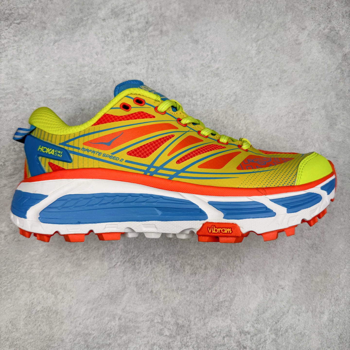 图片[12]-HOKA ONE ONE Mafate Speed 2 Low 玛法特2代系列低帮轻量户外越野休闲运动慢跑鞋 HOKA ONE ONE 最近推出了一个胶囊系列 Origin Story 这个系列里的 Mafate Speed 2 可以说让我日思夜想有一阵子了 最近终于拔草 让我来分享一下这双也是上脚赞到爆的越野跑鞋吧 以阿尔卑斯山脉作为主题将亮黄色与蓝色调覆盖在这经典轮廓之上 配色的呈现效果相当亮眼 以至于很多人买这个配色是用来日常搭配的 鞋面采用超轻的无缝架构 轻薄的TPU贴在透气的鞋面材料上 减轻重量同时也保证了支撑性 鞋底则采用滚动平衡技术 引导跑者回归自然步态 祖传的神奇EVA材质中底依旧是一如既往地表现优秀 能提供充足的缓震 作为HOKA家的越野跑鞋 VIBRAM 橡胶大底也是必不可少的 即便在复杂湿滑的地形 依旧能有良好的抓地力及稳定性 鞋带采用了弹性不易松脱的扁宽弹性鞋带 前掌与中掌部分也进行了加宽 也更加适合亚洲人的脚型 是一款十分全面且足够强悍的户外硬核越野鞋 而这双极其亮眼的越野跑鞋恰好又是在江山一百中参赛的UTMB冠军 Ludovic POMMERET 夺冠时穿着的战靴 这就让它变得更加有吸引力了 用来日常搭配的话短裤是基本不挑 长裤我个人推荐阔腿裤 工装裤以及各种长筒牛仔裤都可以 尺码：36 36.5 37.5 38 38.5 39 40 40.5 41 42 42.5 43 44 44.5 45-选品中心