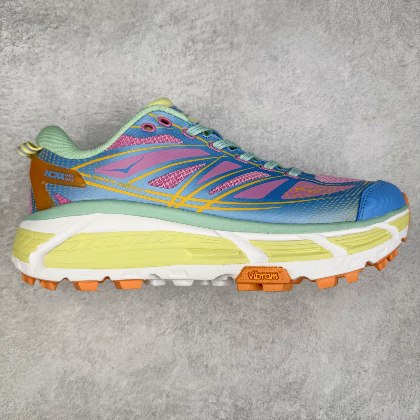 图片[6]-HOKA ONE ONE Mafate Speed 2 Low 玛法特2代系列低帮轻量户外越野休闲运动慢跑鞋 HOKA ONE ONE 最近推出了一个胶囊系列 Origin Story 这个系列里的 Mafate Speed 2 可以说让我日思夜想有一阵子了 最近终于拔草 让我来分享一下这双也是上脚赞到爆的越野跑鞋吧 以阿尔卑斯山脉作为主题将亮黄色与蓝色调覆盖在这经典轮廓之上 配色的呈现效果相当亮眼 以至于很多人买这个配色是用来日常搭配的 鞋面采用超轻的无缝架构 轻薄的TPU贴在透气的鞋面材料上 减轻重量同时也保证了支撑性 鞋底则采用滚动平衡技术 引导跑者回归自然步态 祖传的神奇EVA材质中底依旧是一如既往地表现优秀 能提供充足的缓震 作为HOKA家的越野跑鞋 VIBRAM 橡胶大底也是必不可少的 即便在复杂湿滑的地形 依旧能有良好的抓地力及稳定性 鞋带采用了弹性不易松脱的扁宽弹性鞋带 前掌与中掌部分也进行了加宽 也更加适合亚洲人的脚型 是一款十分全面且足够强悍的户外硬核越野鞋 而这双极其亮眼的越野跑鞋恰好又是在江山一百中参赛的UTMB冠军 Ludovic POMMERET 夺冠时穿着的战靴 这就让它变得更加有吸引力了 用来日常搭配的话短裤是基本不挑 长裤我个人推荐阔腿裤 工装裤以及各种长筒牛仔裤都可以 尺码：36 36.5 37.5 38 38.5 39 40 40.5 41 42 42.5 43 44 44.5 45-选品中心