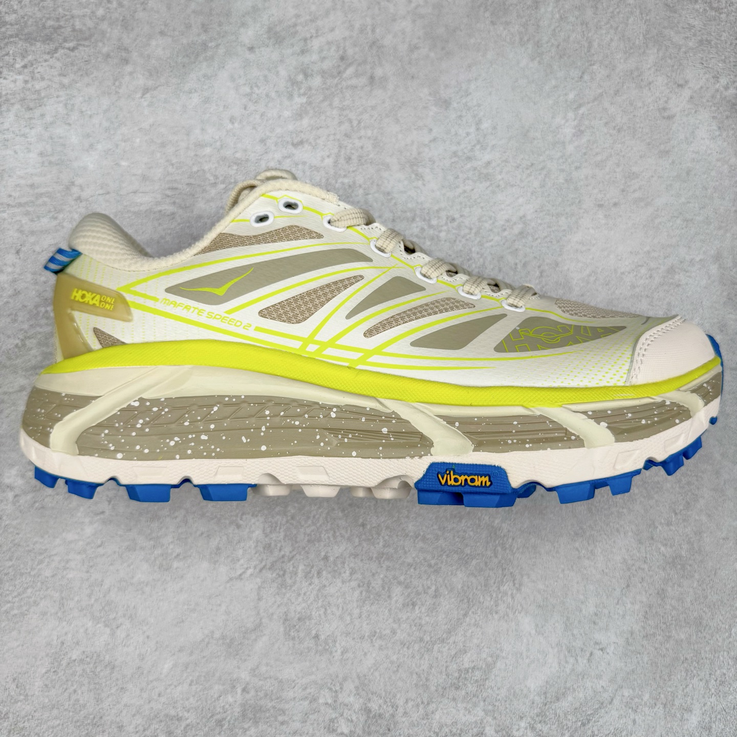 图片[8]-HOKA ONE ONE Mafate Speed 2 Low 玛法特2代系列低帮轻量户外越野休闲运动慢跑鞋 HOKA ONE ONE 最近推出了一个胶囊系列 Origin Story 这个系列里的 Mafate Speed 2 可以说让我日思夜想有一阵子了 最近终于拔草 让我来分享一下这双也是上脚赞到爆的越野跑鞋吧 以阿尔卑斯山脉作为主题将亮黄色与蓝色调覆盖在这经典轮廓之上 配色的呈现效果相当亮眼 以至于很多人买这个配色是用来日常搭配的 鞋面采用超轻的无缝架构 轻薄的TPU贴在透气的鞋面材料上 减轻重量同时也保证了支撑性 鞋底则采用滚动平衡技术 引导跑者回归自然步态 祖传的神奇EVA材质中底依旧是一如既往地表现优秀 能提供充足的缓震 作为HOKA家的越野跑鞋 VIBRAM 橡胶大底也是必不可少的 即便在复杂湿滑的地形 依旧能有良好的抓地力及稳定性 鞋带采用了弹性不易松脱的扁宽弹性鞋带 前掌与中掌部分也进行了加宽 也更加适合亚洲人的脚型 是一款十分全面且足够强悍的户外硬核越野鞋 而这双极其亮眼的越野跑鞋恰好又是在江山一百中参赛的UTMB冠军 Ludovic POMMERET 夺冠时穿着的战靴 这就让它变得更加有吸引力了 用来日常搭配的话短裤是基本不挑 长裤我个人推荐阔腿裤 工装裤以及各种长筒牛仔裤都可以 尺码：36 36.5 37.5 38 38.5 39 40 40.5 41 42 42.5 43 44 44.5 45-选品中心