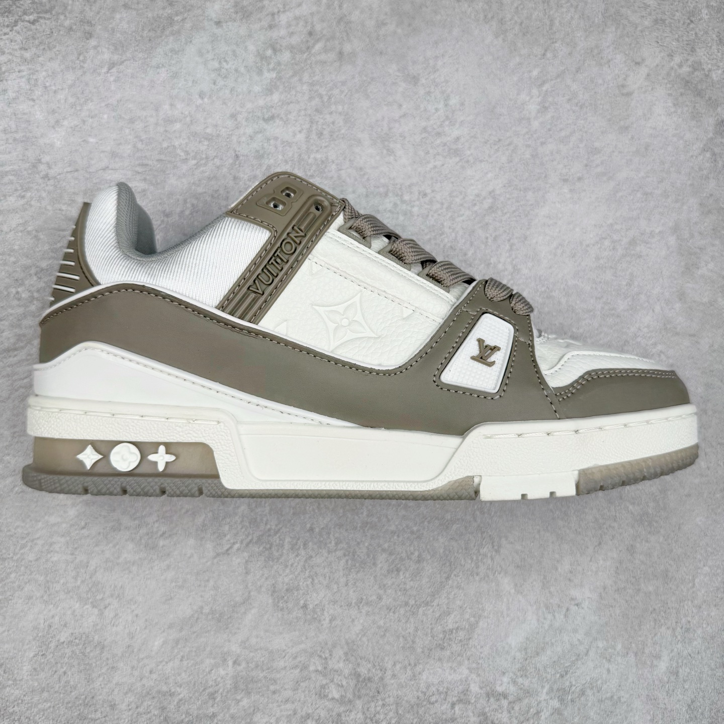 图片[9]-＃TG Louis Vuitton Trainer lv时装走秀运动鞋板鞋 纯白 老外外贸私人订单 口碑实力大厂出品 出货即市场巅峰 全套原纸板楦头开发 原汁原味 完美呈现版型 原数据独家私模大底 超高清洁度 极限压缩成本 超级跑量款式 全套原楦原纸版原鞋开模 独家磨具开发男女鞋 全网最具灵魂的版型 正确原装黄色鞋盒 正确中底印花 鞋面印花3D高频深度立体 全鞋电脑针车 紧密相连 针距密度一致 环保乳胶注塑鞋垫 厚度脚感还原原版 皮面裁剪部位 统一油边封口工艺 原装橡胶大底含胶量大底组合零偏差 专柜全套包装 防尘袋 说明书 质保卡 尺码：35 36 37 38 39 40 41 42 43 44 45-选品中心