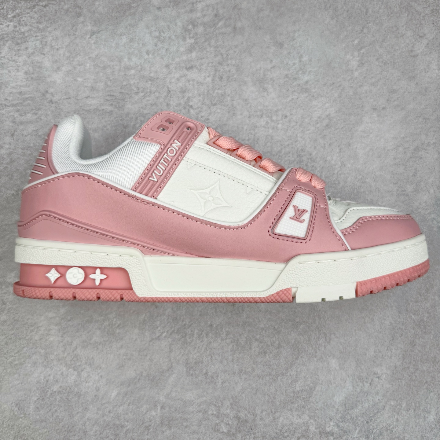 图片[6]-＃TG Louis Vuitton Trainer lv时装走秀运动鞋板鞋 纯白 老外外贸私人订单 口碑实力大厂出品 出货即市场巅峰 全套原纸板楦头开发 原汁原味 完美呈现版型 原数据独家私模大底 超高清洁度 极限压缩成本 超级跑量款式 全套原楦原纸版原鞋开模 独家磨具开发男女鞋 全网最具灵魂的版型 正确原装黄色鞋盒 正确中底印花 鞋面印花3D高频深度立体 全鞋电脑针车 紧密相连 针距密度一致 环保乳胶注塑鞋垫 厚度脚感还原原版 皮面裁剪部位 统一油边封口工艺 原装橡胶大底含胶量大底组合零偏差 专柜全套包装 防尘袋 说明书 质保卡 尺码：35 36 37 38 39 40 41 42 43 44 45-选品中心