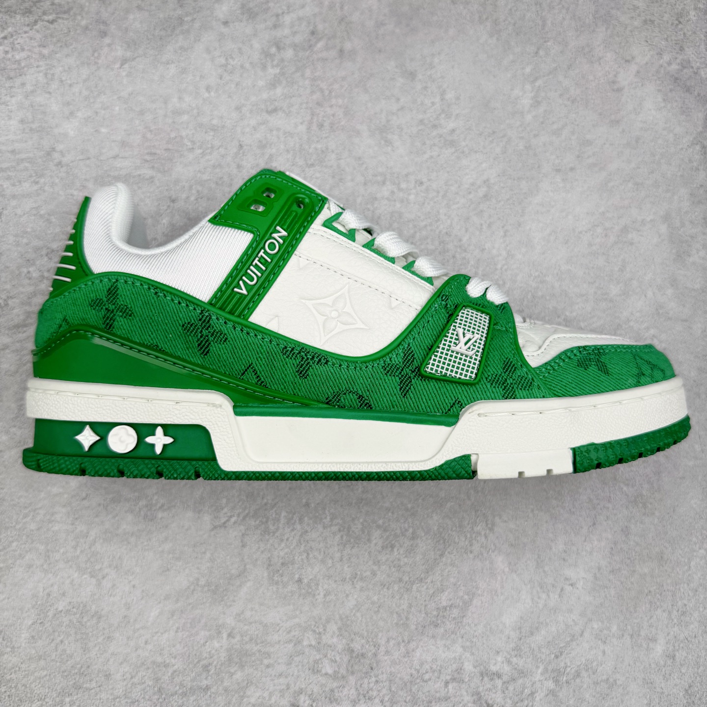 图片[11]-＃TG Louis Vuitton Trainer lv时装走秀运动鞋板鞋 纯白 老外外贸私人订单 口碑实力大厂出品 出货即市场巅峰 全套原纸板楦头开发 原汁原味 完美呈现版型 原数据独家私模大底 超高清洁度 极限压缩成本 超级跑量款式 全套原楦原纸版原鞋开模 独家磨具开发男女鞋 全网最具灵魂的版型 正确原装黄色鞋盒 正确中底印花 鞋面印花3D高频深度立体 全鞋电脑针车 紧密相连 针距密度一致 环保乳胶注塑鞋垫 厚度脚感还原原版 皮面裁剪部位 统一油边封口工艺 原装橡胶大底含胶量大底组合零偏差 专柜全套包装 防尘袋 说明书 质保卡 尺码：35 36 37 38 39 40 41 42 43 44 45-选品中心