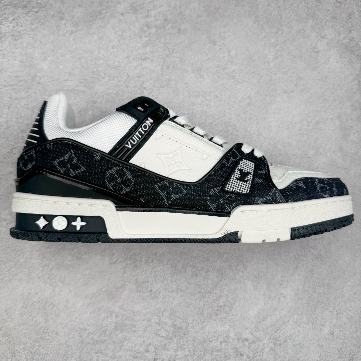 图片[12]-＃TG Louis Vuitton Trainer lv时装走秀运动鞋板鞋 纯白 老外外贸私人订单 口碑实力大厂出品 出货即市场巅峰 全套原纸板楦头开发 原汁原味 完美呈现版型 原数据独家私模大底 超高清洁度 极限压缩成本 超级跑量款式 全套原楦原纸版原鞋开模 独家磨具开发男女鞋 全网最具灵魂的版型 正确原装黄色鞋盒 正确中底印花 鞋面印花3D高频深度立体 全鞋电脑针车 紧密相连 针距密度一致 环保乳胶注塑鞋垫 厚度脚感还原原版 皮面裁剪部位 统一油边封口工艺 原装橡胶大底含胶量大底组合零偏差 专柜全套包装 防尘袋 说明书 质保卡 尺码：35 36 37 38 39 40 41 42 43 44 45-选品中心