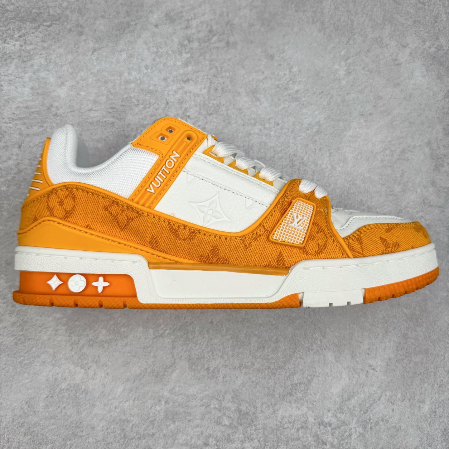 图片[3]-＃TG Louis Vuitton Trainer lv时装走秀运动鞋板鞋 纯白 老外外贸私人订单 口碑实力大厂出品 出货即市场巅峰 全套原纸板楦头开发 原汁原味 完美呈现版型 原数据独家私模大底 超高清洁度 极限压缩成本 超级跑量款式 全套原楦原纸版原鞋开模 独家磨具开发男女鞋 全网最具灵魂的版型 正确原装黄色鞋盒 正确中底印花 鞋面印花3D高频深度立体 全鞋电脑针车 紧密相连 针距密度一致 环保乳胶注塑鞋垫 厚度脚感还原原版 皮面裁剪部位 统一油边封口工艺 原装橡胶大底含胶量大底组合零偏差 专柜全套包装 防尘袋 说明书 质保卡 尺码：35 36 37 38 39 40 41 42 43 44 45-选品中心