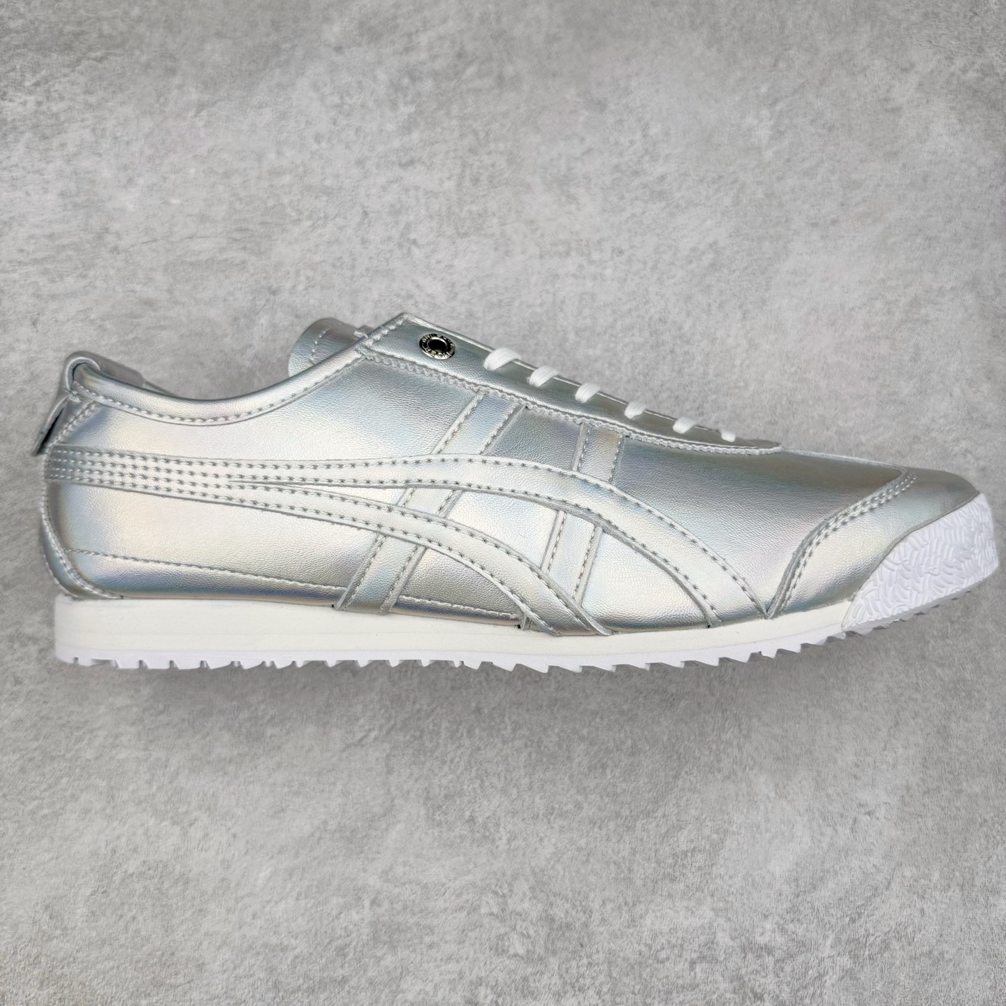 ＃C版 Asics Onitsuka Tiger MEXICO 66 亚瑟士鬼冢虎复古经典板鞋 CNY 龙年限定 白红 市场王者选手 海外订单工厂出品 长期生产补货永不断码 超成熟稳定的做工品控 原装全套纸板楦头开发 原汁原味 完美呈现版型 私模正确鞋底咬花纹路 一比一鞋头弧度高度鞋身弧度 绝不口嗨 细节品控鞋型随意秒杀市面 原档咬花纹路私模大底 一个单元有六个三角形 总体形拼接呈现花瓣状 官方四联吊牌 原装Ortholite轻量化鞋垫 原盒原配 质保卡 说明书 钢印防尘纸 纸板中底带钢印 乳胶组合鞋垫 支持全方位的对比专柜 产品从款式颜色造型上体现出追求舒适和细节的完美 鞋类更是推崇手工制作的严谨与完美 融舒适性与可穿性的设计风格 注重细节的完美和别致魅力 既保持稳重 又不失轻松的时尚感 尺码：36 37 37.5 38 39 39.5 40 40.5 41.5 42 42.5 43.5 44 45-选品中心