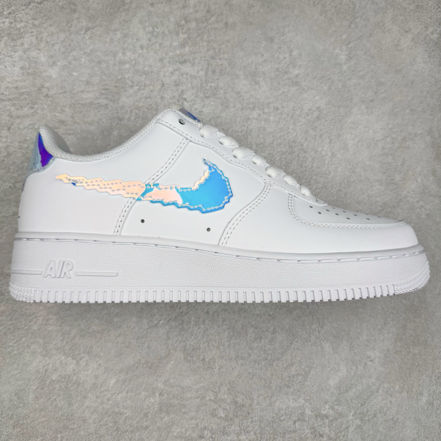 ＃XT纯原 NK Air Force 1´07 Low 空军一号低帮百搭休闲运动板鞋 顶级批次 2022全新楦头鞋型 鱼鳞大底 历时开发三个月 清洁度完美 二维码鞋标 内置芯片及solo气垫 大底高度及其弧度依照正品 钢印 logo刺绣 鞋口弧度 鞋头长度 鞋面冲孔 鞋垫背胶及钢印 完美鞋型对比正品 每一处都是细节满满 柔软、弹性十足的缓震性能和出色的中底设计 横跨复古与现代的外型结合 造就出风靡全球 三十多年的Force 1 直到今天还深受青睐 实拍调校N版已经零色差零失真 百分百还原实物色彩所见即所得 不存在货不对板色差等低级问题 选购参考实物拍摄 不混卖不参货 只用心做好货严格选品 承诺混一赔十 尺码：36 36.5 37.5 38 38.5 39 40 40.5 41 42 42.5 43 44 44.5 45-选品中心