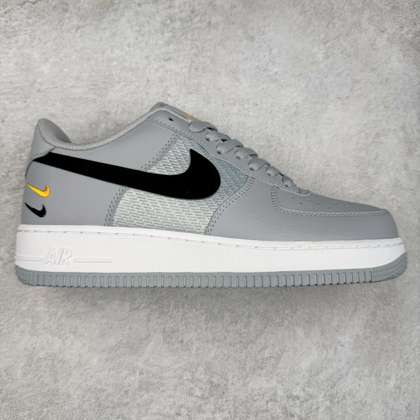 图片[3]-＃XT纯原 NK Air Force 1´07 Low 空军一号低帮百搭休闲运动板鞋 顶级批次 2022全新楦头鞋型 鱼鳞大底 历时开发三个月 清洁度完美 二维码鞋标 内置芯片及solo气垫 大底高度及其弧度依照正品 钢印 logo刺绣 鞋口弧度 鞋头长度 鞋面冲孔 鞋垫背胶及钢印 完美鞋型对比正品 每一处都是细节满满 柔软、弹性十足的缓震性能和出色的中底设计 横跨复古与现代的外型结合 造就出风靡全球 三十多年的Force 1 直到今天还深受青睐 实拍调校N版已经零色差零失真 百分百还原实物色彩所见即所得 不存在货不对板色差等低级问题 选购参考实物拍摄 不混卖不参货 只用心做好货严格选品 承诺混一赔十 尺码：36 36.5 37.5 38 38.5 39 40 40.5 41 42 42.5 43 44 44.5 45-选品中心