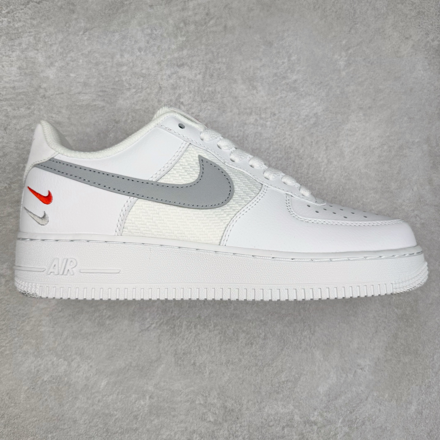 图片[4]-＃XT纯原 NK Air Force 1´07 Low 空军一号低帮百搭休闲运动板鞋 顶级批次 2022全新楦头鞋型 鱼鳞大底 历时开发三个月 清洁度完美 二维码鞋标 内置芯片及solo气垫 大底高度及其弧度依照正品 钢印 logo刺绣 鞋口弧度 鞋头长度 鞋面冲孔 鞋垫背胶及钢印 完美鞋型对比正品 每一处都是细节满满 柔软、弹性十足的缓震性能和出色的中底设计 横跨复古与现代的外型结合 造就出风靡全球 三十多年的Force 1 直到今天还深受青睐 实拍调校N版已经零色差零失真 百分百还原实物色彩所见即所得 不存在货不对板色差等低级问题 选购参考实物拍摄 不混卖不参货 只用心做好货严格选品 承诺混一赔十 尺码：36 36.5 37.5 38 38.5 39 40 40.5 41 42 42.5 43 44 44.5 45-选品中心