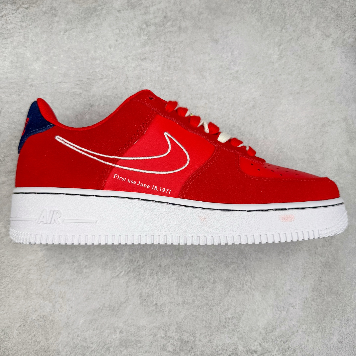图片[5]-＃XT纯原 NK Air Force 1´07 Low 空军一号低帮百搭休闲运动板鞋 顶级批次 2022全新楦头鞋型 鱼鳞大底 历时开发三个月 清洁度完美 二维码鞋标 内置芯片及solo气垫 大底高度及其弧度依照正品 钢印 logo刺绣 鞋口弧度 鞋头长度 鞋面冲孔 鞋垫背胶及钢印 完美鞋型对比正品 每一处都是细节满满 柔软、弹性十足的缓震性能和出色的中底设计 横跨复古与现代的外型结合 造就出风靡全球 三十多年的Force 1 直到今天还深受青睐 实拍调校N版已经零色差零失真 百分百还原实物色彩所见即所得 不存在货不对板色差等低级问题 选购参考实物拍摄 不混卖不参货 只用心做好货严格选品 承诺混一赔十 尺码：36 36.5 37.5 38 38.5 39 40 40.5 41 42 42.5 43 44 44.5 45-选品中心