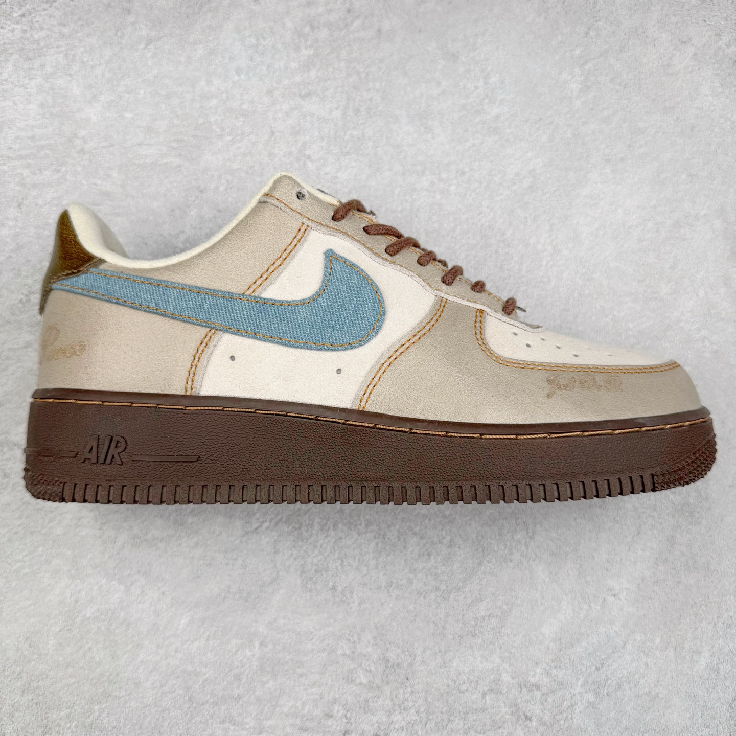 图片[6]-＃XT纯原 NK Air Force 1´07 Low 空军一号低帮百搭休闲运动板鞋 顶级批次 2022全新楦头鞋型 鱼鳞大底 历时开发三个月 清洁度完美 二维码鞋标 内置芯片及solo气垫 大底高度及其弧度依照正品 钢印 logo刺绣 鞋口弧度 鞋头长度 鞋面冲孔 鞋垫背胶及钢印 完美鞋型对比正品 每一处都是细节满满 柔软、弹性十足的缓震性能和出色的中底设计 横跨复古与现代的外型结合 造就出风靡全球 三十多年的Force 1 直到今天还深受青睐 实拍调校N版已经零色差零失真 百分百还原实物色彩所见即所得 不存在货不对板色差等低级问题 选购参考实物拍摄 不混卖不参货 只用心做好货严格选品 承诺混一赔十 尺码：36 36.5 37.5 38 38.5 39 40 40.5 41 42 42.5 43 44 44.5 45-选品中心