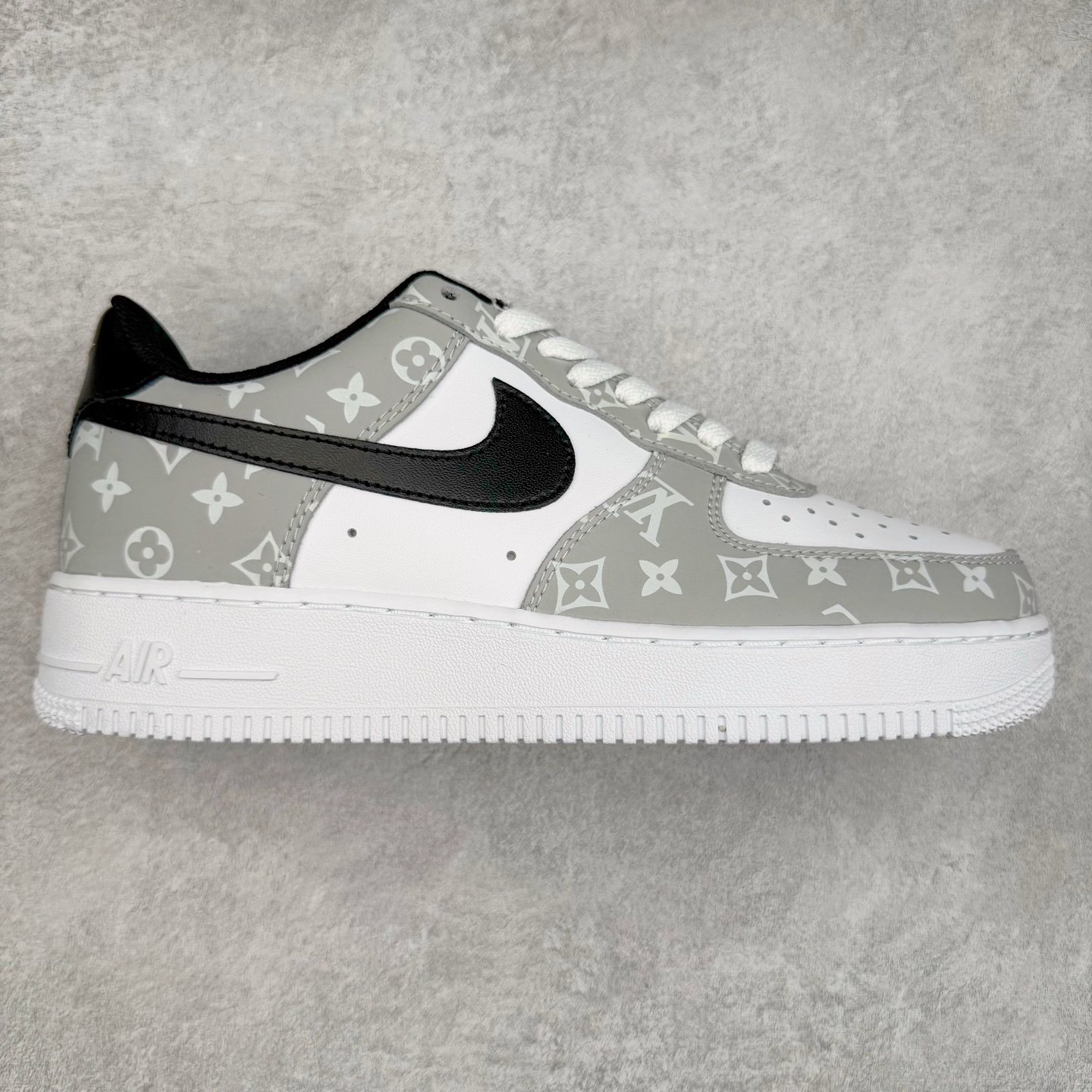 图片[10]-＃XT纯原 NK Air Force 1´07 Low 空军一号低帮百搭休闲运动板鞋 顶级批次 2022全新楦头鞋型 鱼鳞大底 历时开发三个月 清洁度完美 二维码鞋标 内置芯片及solo气垫 大底高度及其弧度依照正品 钢印 logo刺绣 鞋口弧度 鞋头长度 鞋面冲孔 鞋垫背胶及钢印 完美鞋型对比正品 每一处都是细节满满 柔软、弹性十足的缓震性能和出色的中底设计 横跨复古与现代的外型结合 造就出风靡全球 三十多年的Force 1 直到今天还深受青睐 实拍调校N版已经零色差零失真 百分百还原实物色彩所见即所得 不存在货不对板色差等低级问题 选购参考实物拍摄 不混卖不参货 只用心做好货严格选品 承诺混一赔十 尺码：36 36.5 37.5 38 38.5 39 40 40.5 41 42 42.5 43 44 44.5 45-选品中心