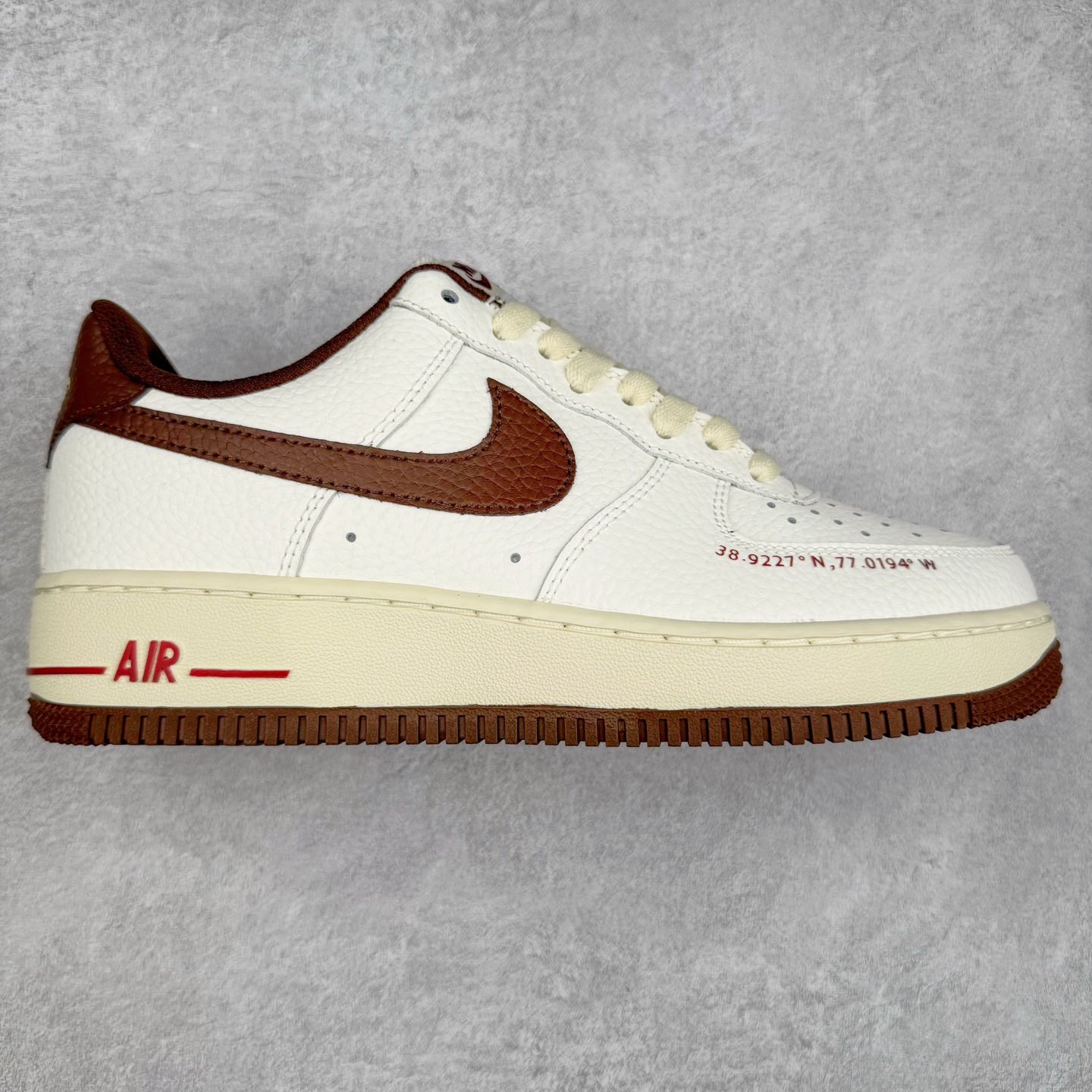 图片[8]-＃XT纯原 NK Air Force 1´07 Low 空军一号低帮百搭休闲运动板鞋 顶级批次 2022全新楦头鞋型 鱼鳞大底 历时开发三个月 清洁度完美 二维码鞋标 内置芯片及solo气垫 大底高度及其弧度依照正品 钢印 logo刺绣 鞋口弧度 鞋头长度 鞋面冲孔 鞋垫背胶及钢印 完美鞋型对比正品 每一处都是细节满满 柔软、弹性十足的缓震性能和出色的中底设计 横跨复古与现代的外型结合 造就出风靡全球 三十多年的Force 1 直到今天还深受青睐 实拍调校N版已经零色差零失真 百分百还原实物色彩所见即所得 不存在货不对板色差等低级问题 选购参考实物拍摄 不混卖不参货 只用心做好货严格选品 承诺混一赔十 尺码：36 36.5 37.5 38 38.5 39 40 40.5 41 42 42.5 43 44 44.5 45-选品中心