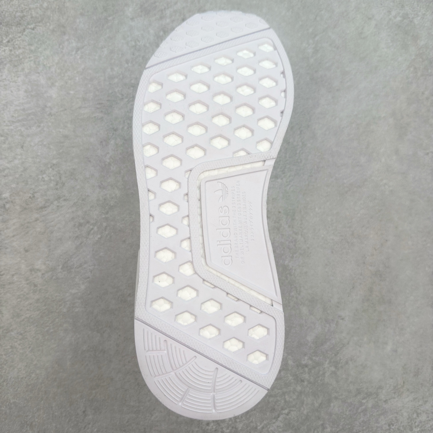 图片[9]-AD Originals NMD_R1 爆米花织物运动日常支撑低帮生活休闲鞋 GZ9259 弹力针鞋织面 原高装弹Boost颗大粒底 缓震能性卓越 体质盈轻且冲抗击 整鞋双子的透气和性舒适完度美！尺码：36 36.5 37.5 38 38.5 39 40 40.5 41 42 42.5 43 44 44.5 45-选品中心