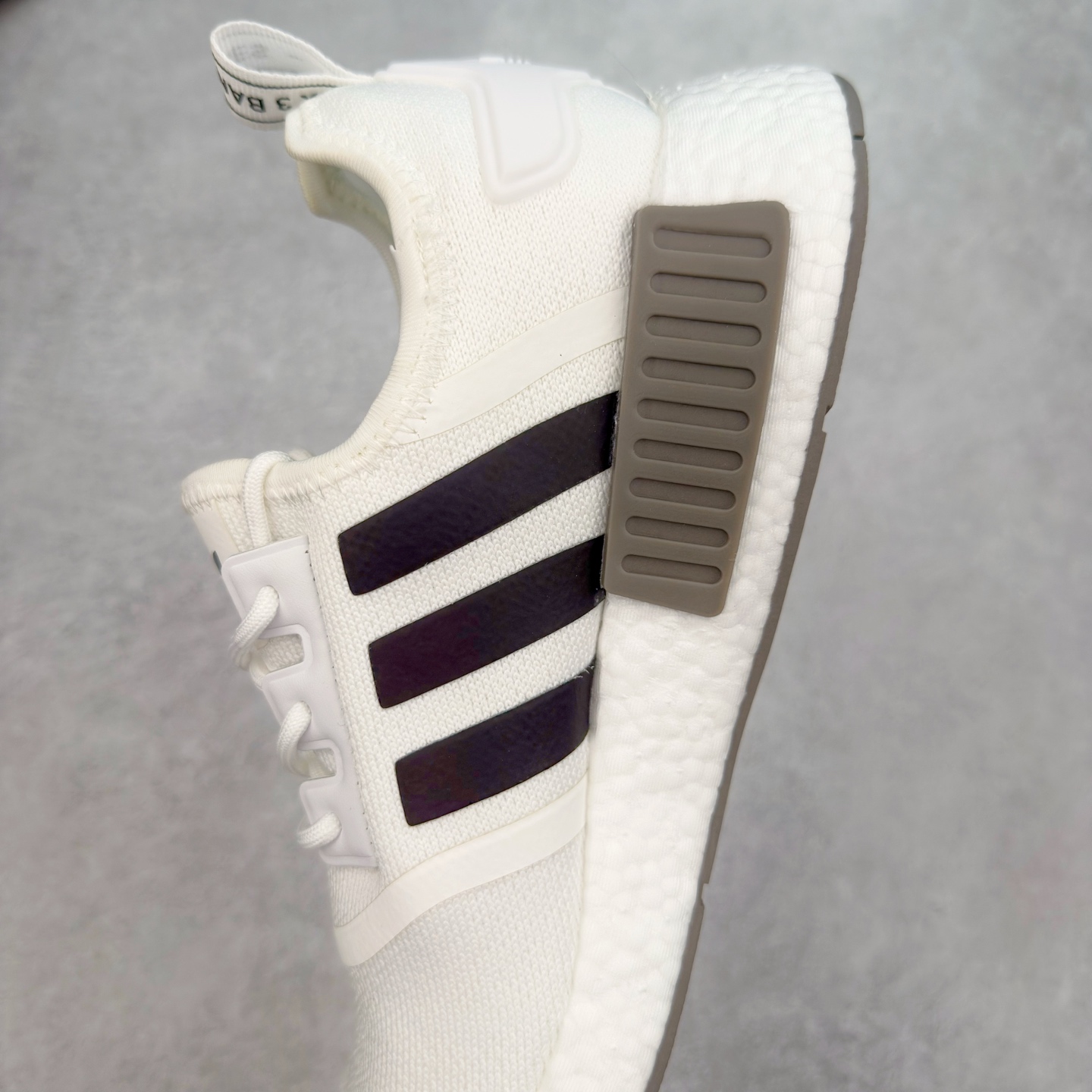 图片[7]-AD Originals NMD_R1 爆米花织物运动日常支撑低帮生活休闲鞋 GZ9261 弹力针鞋织面 原高装弹Boost颗大粒底 缓震能性卓越 体质盈轻且冲抗击 整鞋双子的透气和性舒适完度美！尺码：36 36.5 37.5 38 38.5 39 40 40.5 41 42 42.5 43 44 44.5 45-选品中心