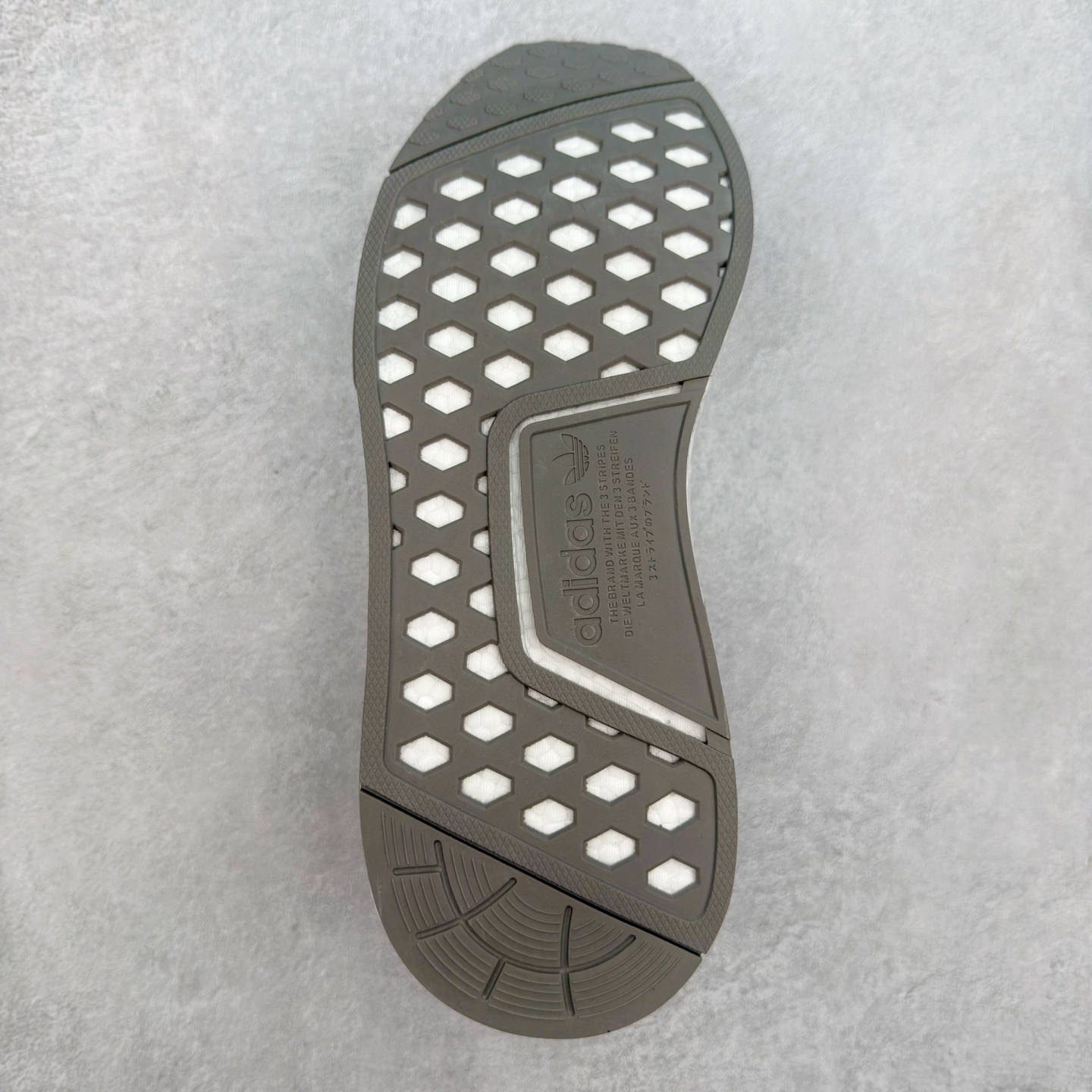 图片[9]-AD Originals NMD_R1 爆米花织物运动日常支撑低帮生活休闲鞋 GZ9261 弹力针鞋织面 原高装弹Boost颗大粒底 缓震能性卓越 体质盈轻且冲抗击 整鞋双子的透气和性舒适完度美！尺码：36 36.5 37.5 38 38.5 39 40 40.5 41 42 42.5 43 44 44.5 45-选品中心