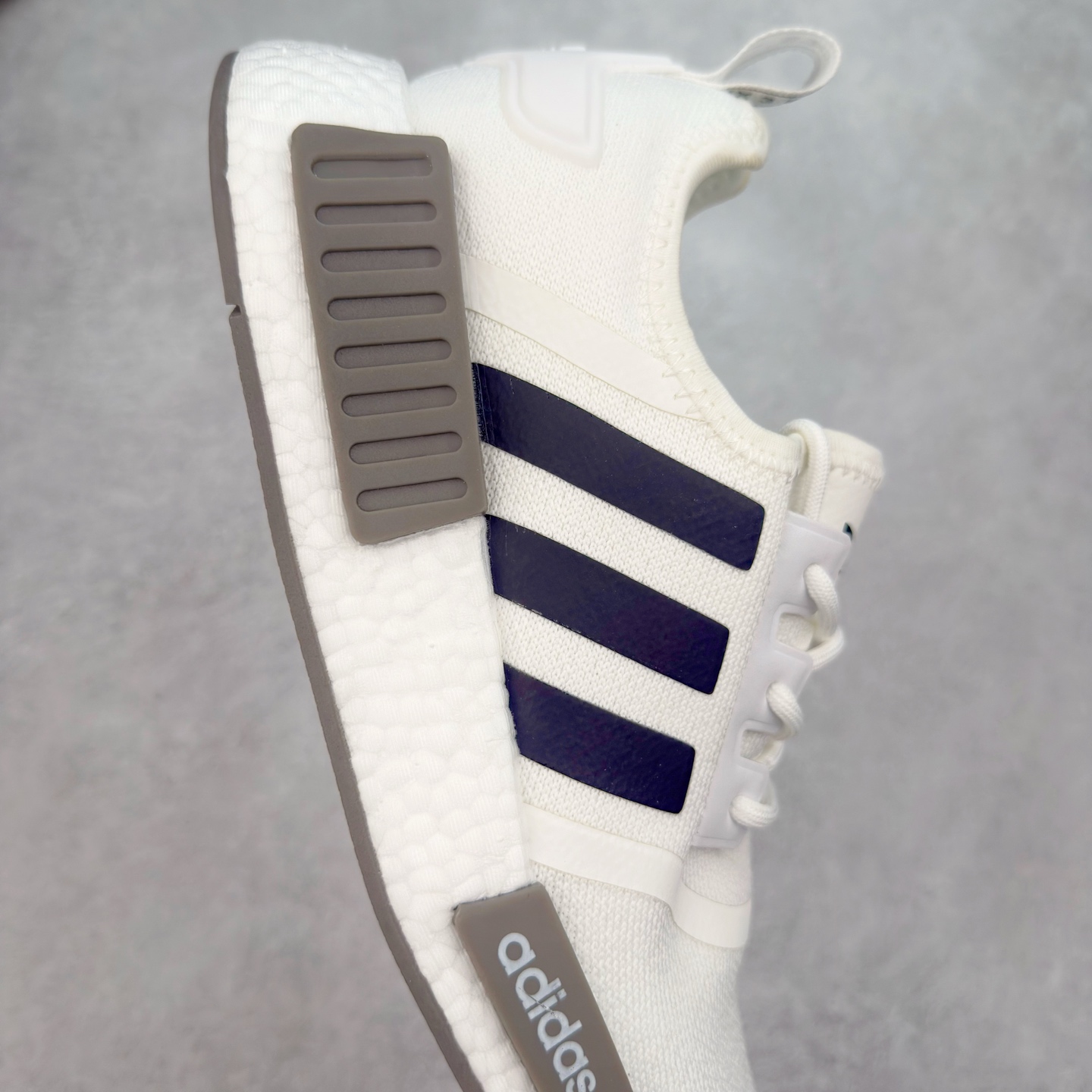 图片[6]-AD Originals NMD_R1 爆米花织物运动日常支撑低帮生活休闲鞋 GZ9261 弹力针鞋织面 原高装弹Boost颗大粒底 缓震能性卓越 体质盈轻且冲抗击 整鞋双子的透气和性舒适完度美！尺码：36 36.5 37.5 38 38.5 39 40 40.5 41 42 42.5 43 44 44.5 45-选品中心