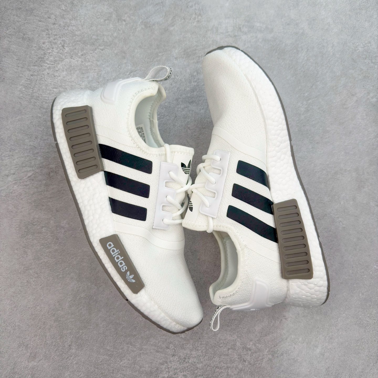 图片[3]-AD Originals NMD_R1 爆米花织物运动日常支撑低帮生活休闲鞋 GZ9261 弹力针鞋织面 原高装弹Boost颗大粒底 缓震能性卓越 体质盈轻且冲抗击 整鞋双子的透气和性舒适完度美！尺码：36 36.5 37.5 38 38.5 39 40 40.5 41 42 42.5 43 44 44.5 45-选品中心