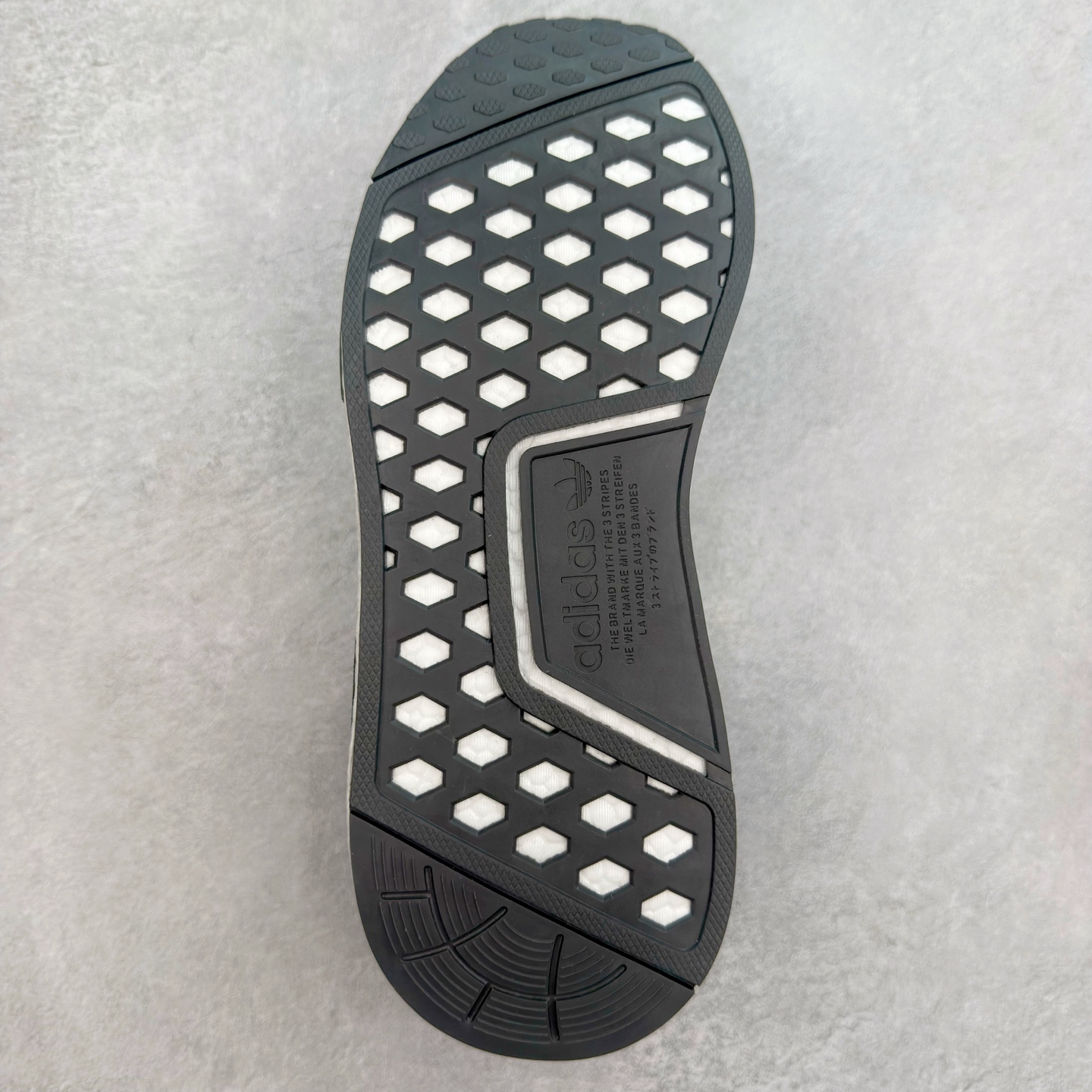 图片[9]-AD Originals NMD_R1 爆米花织物运动日常支撑低帮生活休闲鞋 GZ9258 弹力针鞋织面 原高装弹Boost颗大粒底 缓震能性卓越 体质盈轻且冲抗击 整鞋双子的透气和性舒适完度美！尺码：36 36.5 37.5 38 38.5 39 40 40.5 41 42 42.5 43 44 44.5 45-选品中心