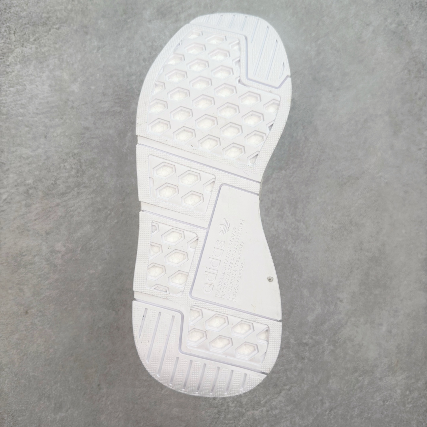 图片[9]-AD Originals NMD_R1 爆米花织物运动日常支撑低帮生活休闲鞋 IE4557 弹力针鞋织面 原高装弹Boost颗大粒底 缓震能性卓越 体质盈轻且冲抗击 整鞋双子的透气和性舒适完度美！尺码：36 36.5 37.5 38 38.5 39 40 40.5 41 42 42.5 43 44 44.5 45-选品中心