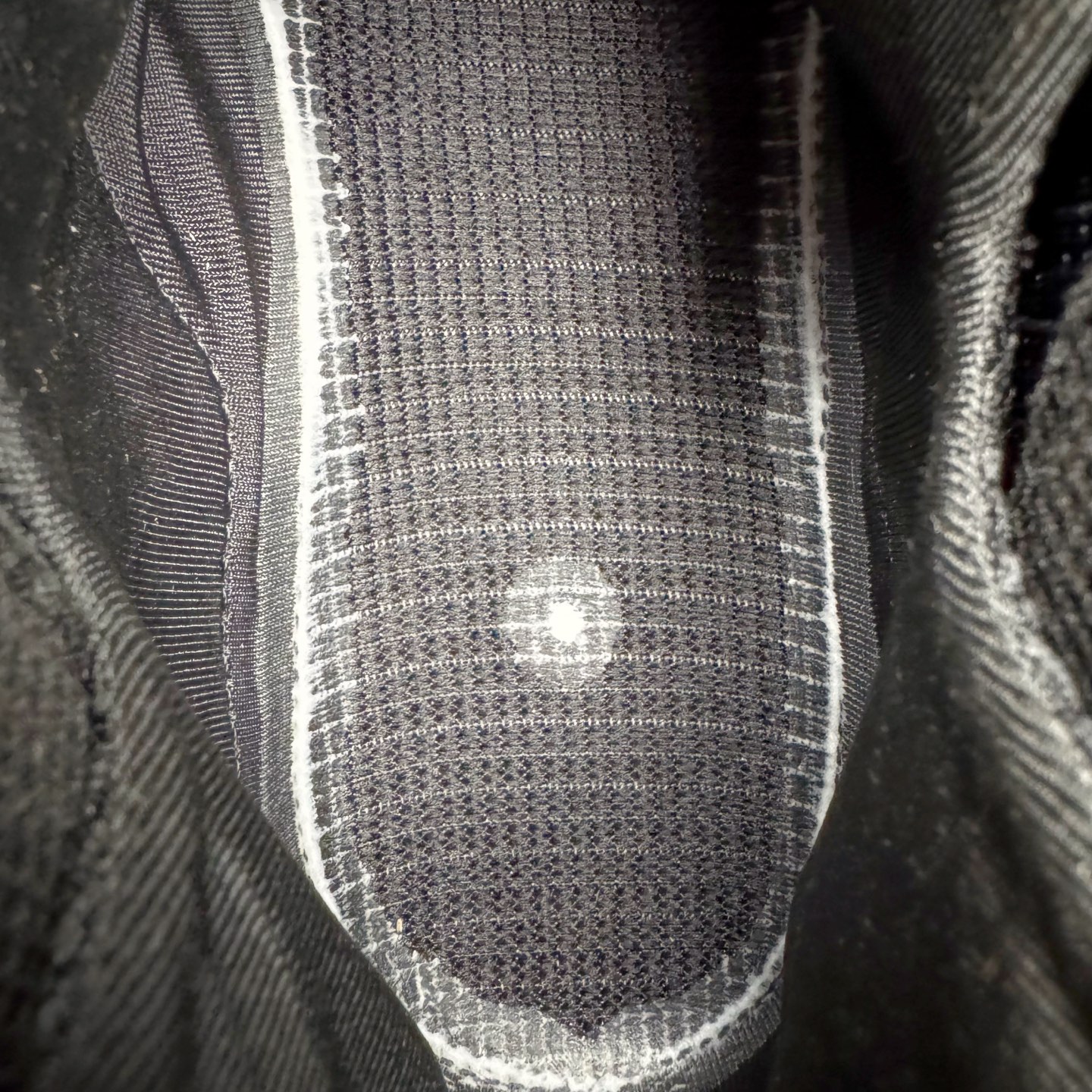 图片[11]-NK Air Foamposite One 冰蓝喷 HJ6014-400 莞产原底面 公司渠道同模具 鞋型发泡360度无死角 双层Zoom气垫植入 中底完美注胶 搭载原厂碳纤维材质 诞生于1997年的NK Air Foamposite系列可以说是整个球鞋历史上最为经典的系列之一 也就是我们常说的“喷”和“泡” 其中“喷”由Foamposite One代言人Penny的英文音译而来 而“泡”则来源于另一款鞋型 Foamposite Pro中\\\”pro\\\”的音译 在诞生初期 由于高昂的造价以及超前的外形 Foamposite系列的反对者不在少数 甚至有人认为这款鞋会毁掉整个球鞋行业 但事实证明这双灵感来自于甲虫 自带“黑科技”鞋面以及双层Zoom+大块碳板的太空球鞋不仅受到了大众的接受与追捧 并且成功的影响了篮球鞋的发展 尺码：38.5 39 40 40.5 41 42 42.5 43 44 44.5 45 46-选品中心