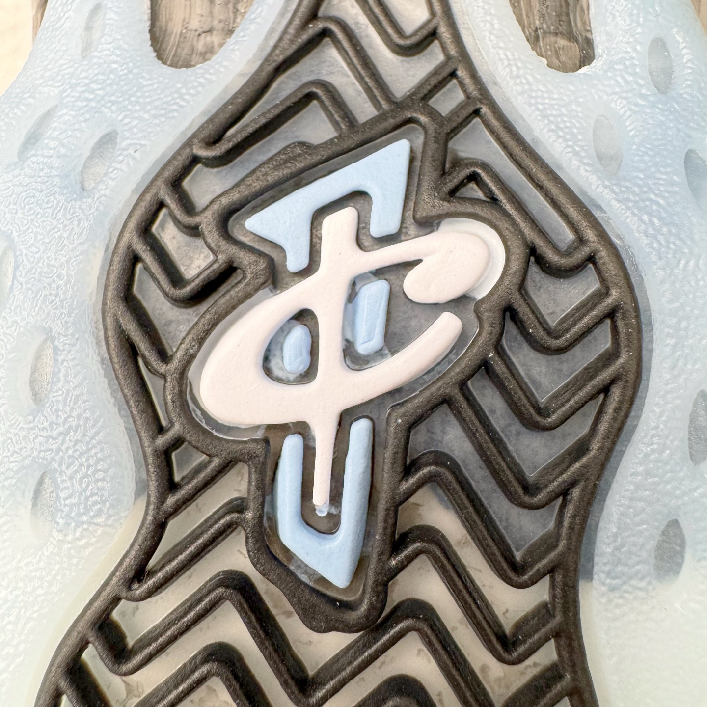 图片[19]-NK Air Foamposite One 冰蓝喷 HJ6014-400 莞产原底面 公司渠道同模具 鞋型发泡360度无死角 双层Zoom气垫植入 中底完美注胶 搭载原厂碳纤维材质 诞生于1997年的NK Air Foamposite系列可以说是整个球鞋历史上最为经典的系列之一 也就是我们常说的“喷”和“泡” 其中“喷”由Foamposite One代言人Penny的英文音译而来 而“泡”则来源于另一款鞋型 Foamposite Pro中\\\”pro\\\”的音译 在诞生初期 由于高昂的造价以及超前的外形 Foamposite系列的反对者不在少数 甚至有人认为这款鞋会毁掉整个球鞋行业 但事实证明这双灵感来自于甲虫 自带“黑科技”鞋面以及双层Zoom+大块碳板的太空球鞋不仅受到了大众的接受与追捧 并且成功的影响了篮球鞋的发展 尺码：38.5 39 40 40.5 41 42 42.5 43 44 44.5 45 46-选品中心