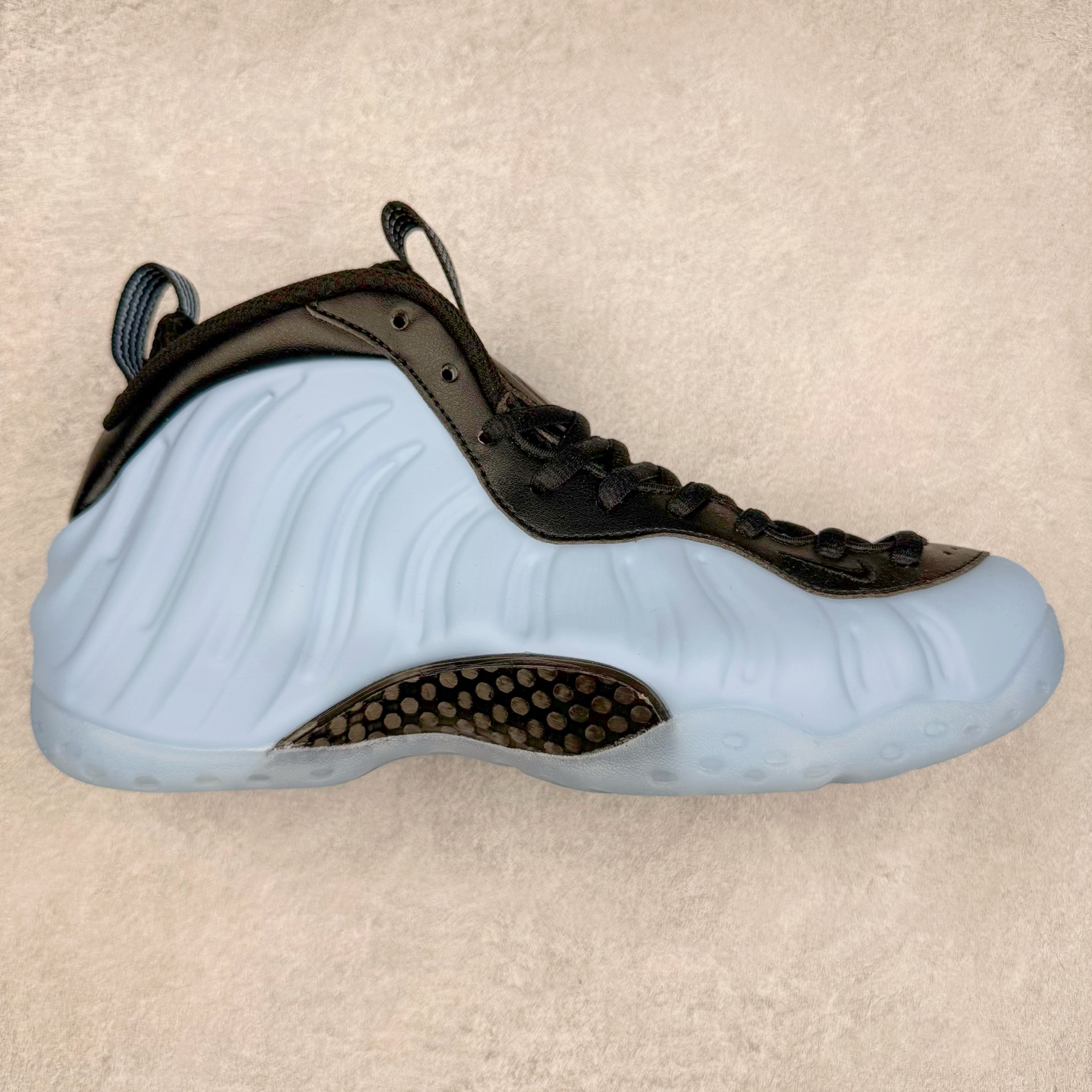 NK Air Foamposite One 冰蓝喷 HJ6014-400 莞产原底面 公司渠道同模具 鞋型发泡360度无死角 双层Zoom气垫植入 中底完美注胶 搭载原厂碳纤维材质 诞生于1997年的NK Air Foamposite系列可以说是整个球鞋历史上最为经典的系列之一 也就是我们常说的“喷”和“泡” 其中“喷”由Foamposite One代言人Penny的英文音译而来 而“泡”则来源于另一款鞋型 Foamposite Pro中\\\”pro\\\”的音译 在诞生初期 由于高昂的造价以及超前的外形 Foamposite系列的反对者不在少数 甚至有人认为这款鞋会毁掉整个球鞋行业 但事实证明这双灵感来自于甲虫 自带“黑科技”鞋面以及双层Zoom+大块碳板的太空球鞋不仅受到了大众的接受与追捧 并且成功的影响了篮球鞋的发展 尺码：38.5 39 40 40.5 41 42 42.5 43 44 44.5 45 46-选品中心