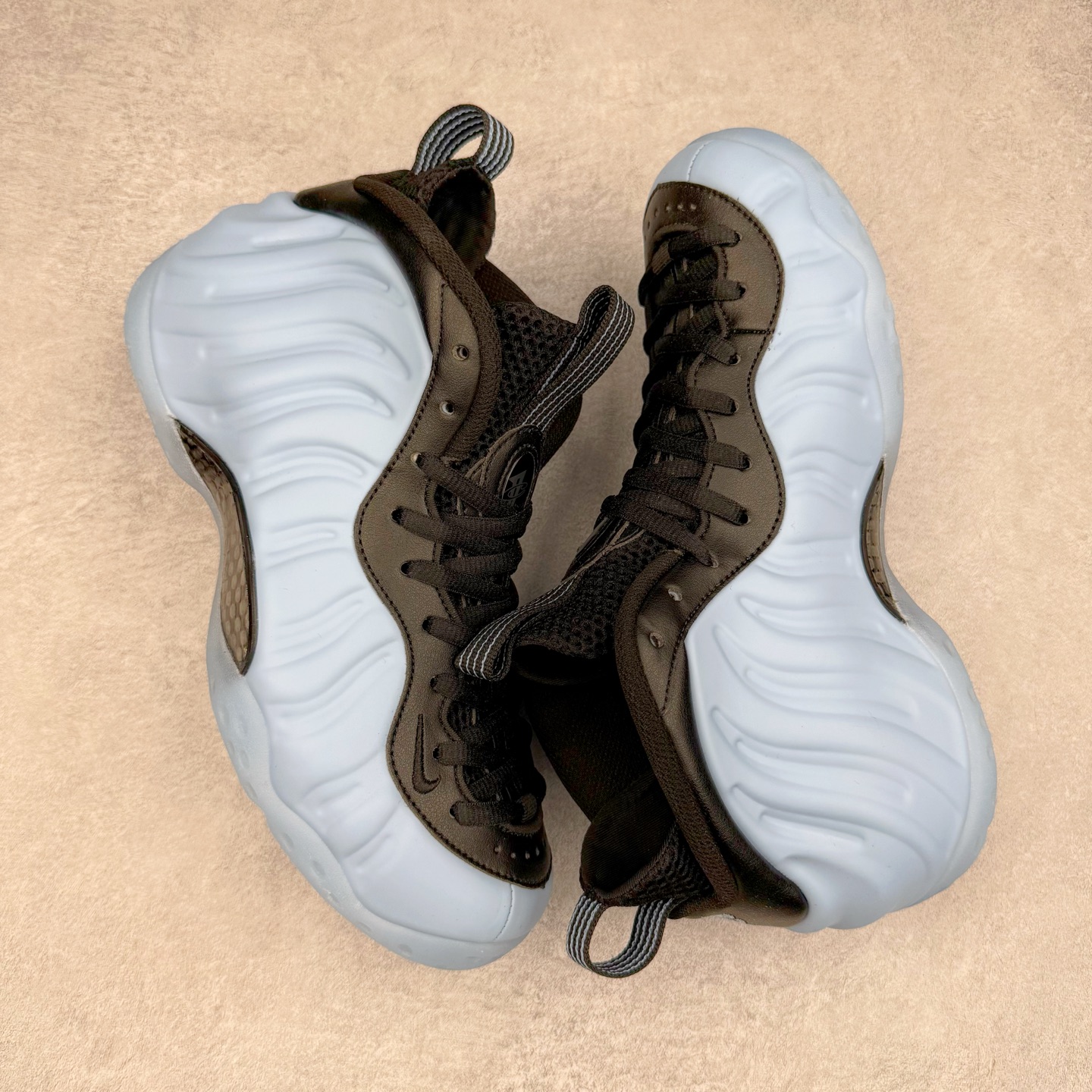图片[3]-NK Air Foamposite One 冰蓝喷 HJ6014-400 莞产原底面 公司渠道同模具 鞋型发泡360度无死角 双层Zoom气垫植入 中底完美注胶 搭载原厂碳纤维材质 诞生于1997年的NK Air Foamposite系列可以说是整个球鞋历史上最为经典的系列之一 也就是我们常说的“喷”和“泡” 其中“喷”由Foamposite One代言人Penny的英文音译而来 而“泡”则来源于另一款鞋型 Foamposite Pro中\\\”pro\\\”的音译 在诞生初期 由于高昂的造价以及超前的外形 Foamposite系列的反对者不在少数 甚至有人认为这款鞋会毁掉整个球鞋行业 但事实证明这双灵感来自于甲虫 自带“黑科技”鞋面以及双层Zoom+大块碳板的太空球鞋不仅受到了大众的接受与追捧 并且成功的影响了篮球鞋的发展 尺码：38.5 39 40 40.5 41 42 42.5 43 44 44.5 45 46-选品中心