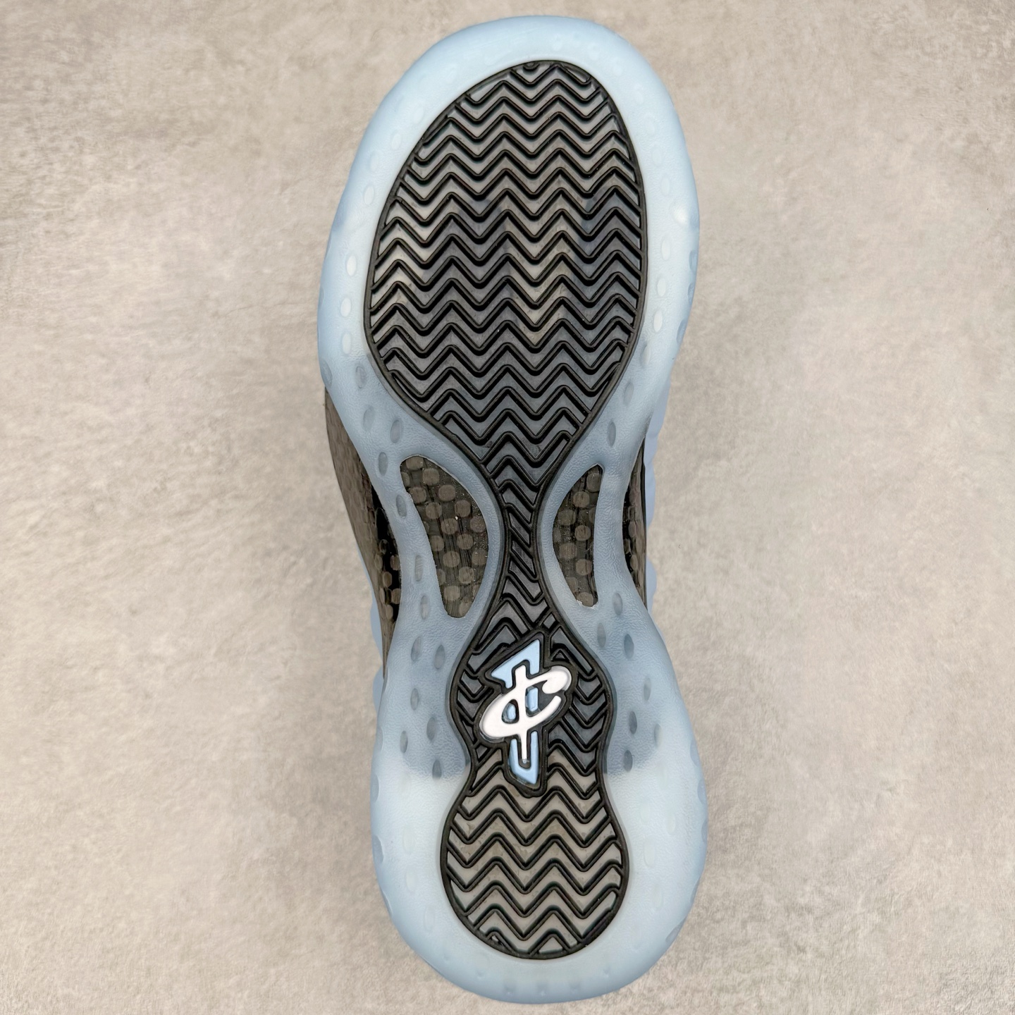 图片[9]-NK Air Foamposite One 冰蓝喷 HJ6014-400 莞产原底面 公司渠道同模具 鞋型发泡360度无死角 双层Zoom气垫植入 中底完美注胶 搭载原厂碳纤维材质 诞生于1997年的NK Air Foamposite系列可以说是整个球鞋历史上最为经典的系列之一 也就是我们常说的“喷”和“泡” 其中“喷”由Foamposite One代言人Penny的英文音译而来 而“泡”则来源于另一款鞋型 Foamposite Pro中\\\”pro\\\”的音译 在诞生初期 由于高昂的造价以及超前的外形 Foamposite系列的反对者不在少数 甚至有人认为这款鞋会毁掉整个球鞋行业 但事实证明这双灵感来自于甲虫 自带“黑科技”鞋面以及双层Zoom+大块碳板的太空球鞋不仅受到了大众的接受与追捧 并且成功的影响了篮球鞋的发展 尺码：38.5 39 40 40.5 41 42 42.5 43 44 44.5 45 46-选品中心