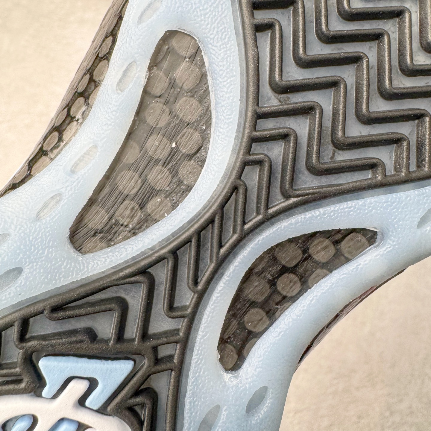 图片[18]-NK Air Foamposite One 冰蓝喷 HJ6014-400 莞产原底面 公司渠道同模具 鞋型发泡360度无死角 双层Zoom气垫植入 中底完美注胶 搭载原厂碳纤维材质 诞生于1997年的NK Air Foamposite系列可以说是整个球鞋历史上最为经典的系列之一 也就是我们常说的“喷”和“泡” 其中“喷”由Foamposite One代言人Penny的英文音译而来 而“泡”则来源于另一款鞋型 Foamposite Pro中\\\”pro\\\”的音译 在诞生初期 由于高昂的造价以及超前的外形 Foamposite系列的反对者不在少数 甚至有人认为这款鞋会毁掉整个球鞋行业 但事实证明这双灵感来自于甲虫 自带“黑科技”鞋面以及双层Zoom+大块碳板的太空球鞋不仅受到了大众的接受与追捧 并且成功的影响了篮球鞋的发展 尺码：38.5 39 40 40.5 41 42 42.5 43 44 44.5 45 46-选品中心