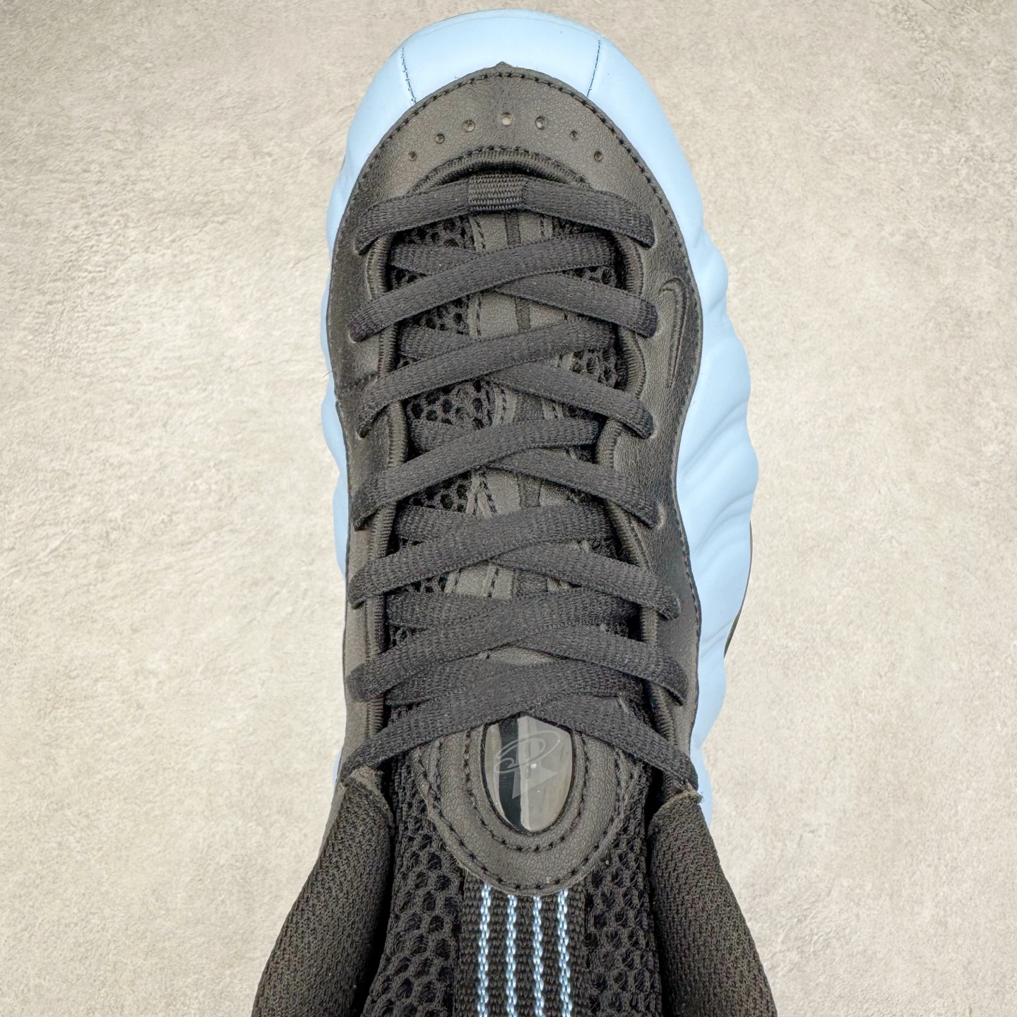 图片[4]-NK Air Foamposite One 冰蓝喷 HJ6014-400 莞产原底面 公司渠道同模具 鞋型发泡360度无死角 双层Zoom气垫植入 中底完美注胶 搭载原厂碳纤维材质 诞生于1997年的NK Air Foamposite系列可以说是整个球鞋历史上最为经典的系列之一 也就是我们常说的“喷”和“泡” 其中“喷”由Foamposite One代言人Penny的英文音译而来 而“泡”则来源于另一款鞋型 Foamposite Pro中\\\”pro\\\”的音译 在诞生初期 由于高昂的造价以及超前的外形 Foamposite系列的反对者不在少数 甚至有人认为这款鞋会毁掉整个球鞋行业 但事实证明这双灵感来自于甲虫 自带“黑科技”鞋面以及双层Zoom+大块碳板的太空球鞋不仅受到了大众的接受与追捧 并且成功的影响了篮球鞋的发展 尺码：38.5 39 40 40.5 41 42 42.5 43 44 44.5 45 46-选品中心