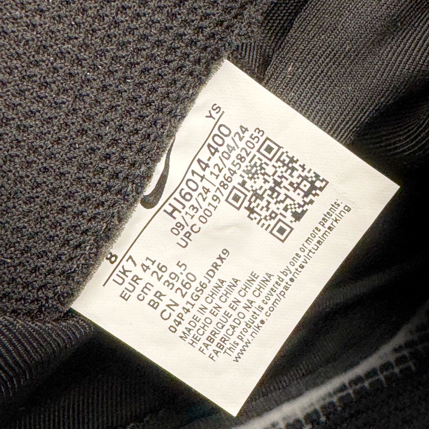 图片[10]-NK Air Foamposite One 冰蓝喷 HJ6014-400 莞产原底面 公司渠道同模具 鞋型发泡360度无死角 双层Zoom气垫植入 中底完美注胶 搭载原厂碳纤维材质 诞生于1997年的NK Air Foamposite系列可以说是整个球鞋历史上最为经典的系列之一 也就是我们常说的“喷”和“泡” 其中“喷”由Foamposite One代言人Penny的英文音译而来 而“泡”则来源于另一款鞋型 Foamposite Pro中\\\”pro\\\”的音译 在诞生初期 由于高昂的造价以及超前的外形 Foamposite系列的反对者不在少数 甚至有人认为这款鞋会毁掉整个球鞋行业 但事实证明这双灵感来自于甲虫 自带“黑科技”鞋面以及双层Zoom+大块碳板的太空球鞋不仅受到了大众的接受与追捧 并且成功的影响了篮球鞋的发展 尺码：38.5 39 40 40.5 41 42 42.5 43 44 44.5 45 46-选品中心