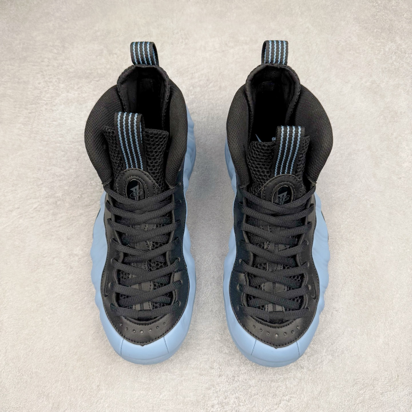 图片[2]-NK Air Foamposite One 冰蓝喷 HJ6014-400 莞产原底面 公司渠道同模具 鞋型发泡360度无死角 双层Zoom气垫植入 中底完美注胶 搭载原厂碳纤维材质 诞生于1997年的NK Air Foamposite系列可以说是整个球鞋历史上最为经典的系列之一 也就是我们常说的“喷”和“泡” 其中“喷”由Foamposite One代言人Penny的英文音译而来 而“泡”则来源于另一款鞋型 Foamposite Pro中\\\”pro\\\”的音译 在诞生初期 由于高昂的造价以及超前的外形 Foamposite系列的反对者不在少数 甚至有人认为这款鞋会毁掉整个球鞋行业 但事实证明这双灵感来自于甲虫 自带“黑科技”鞋面以及双层Zoom+大块碳板的太空球鞋不仅受到了大众的接受与追捧 并且成功的影响了篮球鞋的发展 尺码：38.5 39 40 40.5 41 42 42.5 43 44 44.5 45 46-选品中心