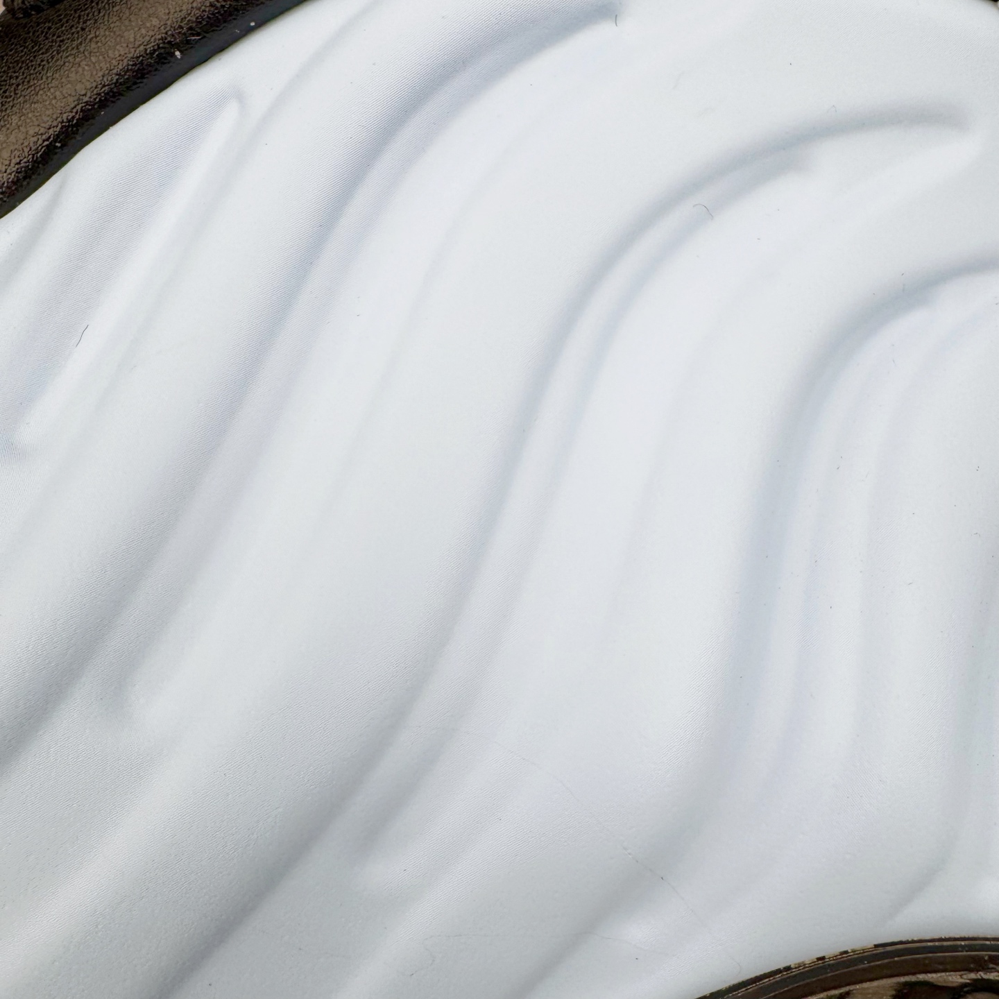 图片[16]-NK Air Foamposite One 冰蓝喷 HJ6014-400 莞产原底面 公司渠道同模具 鞋型发泡360度无死角 双层Zoom气垫植入 中底完美注胶 搭载原厂碳纤维材质 诞生于1997年的NK Air Foamposite系列可以说是整个球鞋历史上最为经典的系列之一 也就是我们常说的“喷”和“泡” 其中“喷”由Foamposite One代言人Penny的英文音译而来 而“泡”则来源于另一款鞋型 Foamposite Pro中\\\”pro\\\”的音译 在诞生初期 由于高昂的造价以及超前的外形 Foamposite系列的反对者不在少数 甚至有人认为这款鞋会毁掉整个球鞋行业 但事实证明这双灵感来自于甲虫 自带“黑科技”鞋面以及双层Zoom+大块碳板的太空球鞋不仅受到了大众的接受与追捧 并且成功的影响了篮球鞋的发展 尺码：38.5 39 40 40.5 41 42 42.5 43 44 44.5 45 46-选品中心