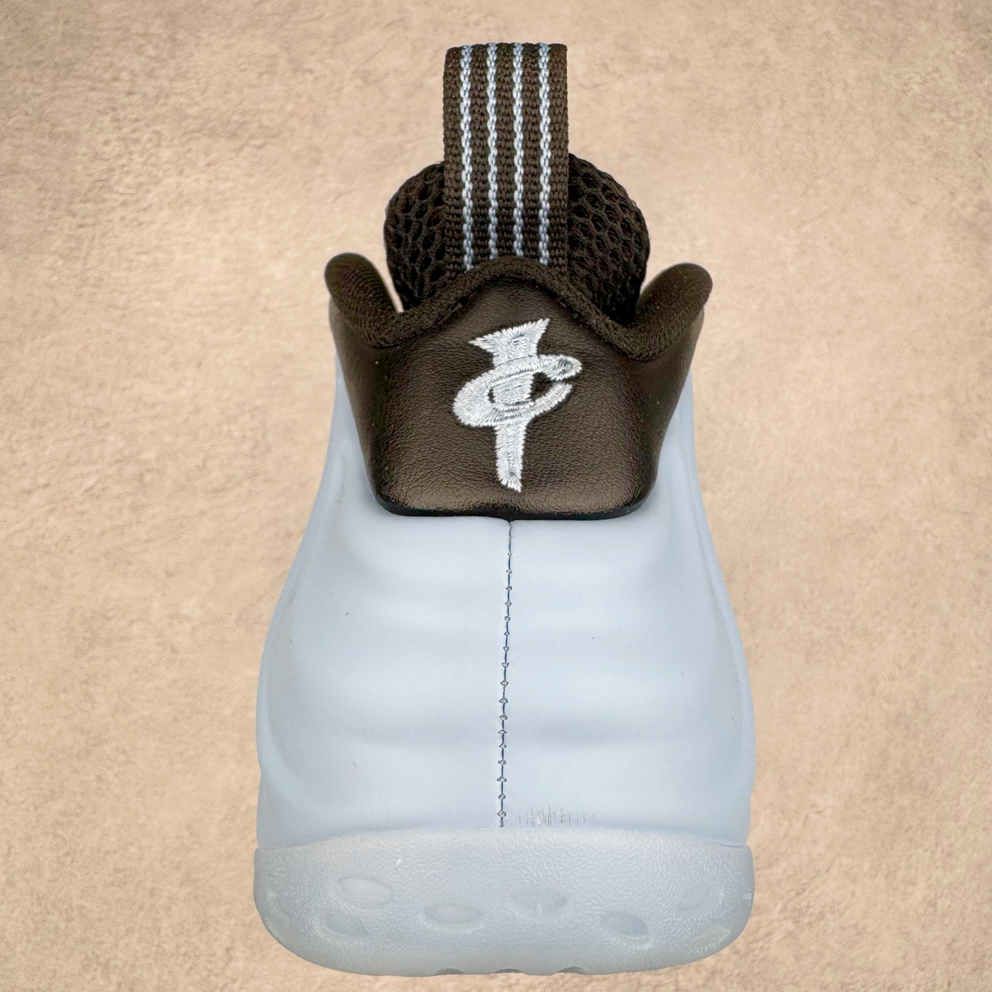 图片[8]-NK Air Foamposite One 冰蓝喷 HJ6014-400 莞产原底面 公司渠道同模具 鞋型发泡360度无死角 双层Zoom气垫植入 中底完美注胶 搭载原厂碳纤维材质 诞生于1997年的NK Air Foamposite系列可以说是整个球鞋历史上最为经典的系列之一 也就是我们常说的“喷”和“泡” 其中“喷”由Foamposite One代言人Penny的英文音译而来 而“泡”则来源于另一款鞋型 Foamposite Pro中\\\”pro\\\”的音译 在诞生初期 由于高昂的造价以及超前的外形 Foamposite系列的反对者不在少数 甚至有人认为这款鞋会毁掉整个球鞋行业 但事实证明这双灵感来自于甲虫 自带“黑科技”鞋面以及双层Zoom+大块碳板的太空球鞋不仅受到了大众的接受与追捧 并且成功的影响了篮球鞋的发展 尺码：38.5 39 40 40.5 41 42 42.5 43 44 44.5 45 46-选品中心