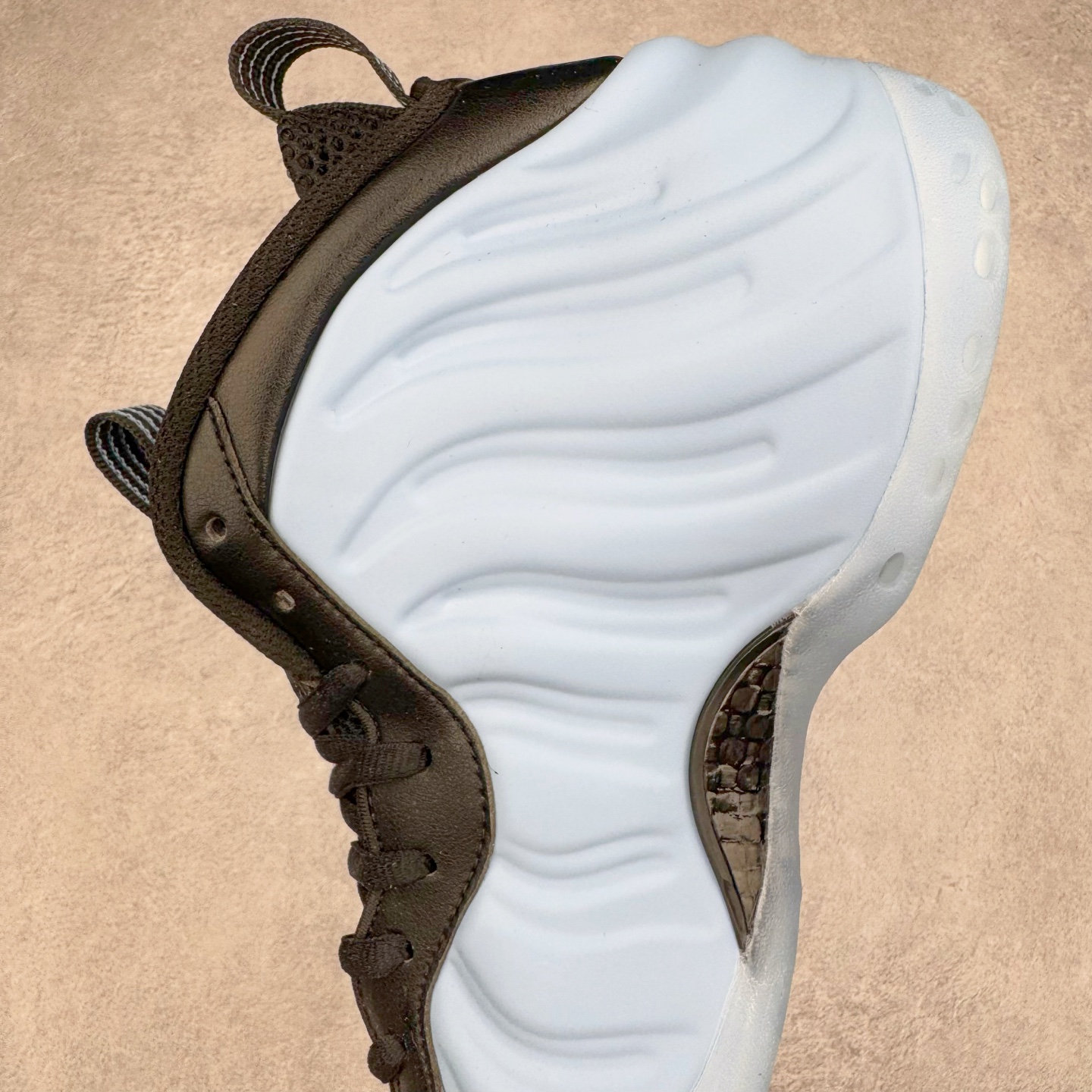 图片[7]-NK Air Foamposite One 冰蓝喷 HJ6014-400 莞产原底面 公司渠道同模具 鞋型发泡360度无死角 双层Zoom气垫植入 中底完美注胶 搭载原厂碳纤维材质 诞生于1997年的NK Air Foamposite系列可以说是整个球鞋历史上最为经典的系列之一 也就是我们常说的“喷”和“泡” 其中“喷”由Foamposite One代言人Penny的英文音译而来 而“泡”则来源于另一款鞋型 Foamposite Pro中\\\”pro\\\”的音译 在诞生初期 由于高昂的造价以及超前的外形 Foamposite系列的反对者不在少数 甚至有人认为这款鞋会毁掉整个球鞋行业 但事实证明这双灵感来自于甲虫 自带“黑科技”鞋面以及双层Zoom+大块碳板的太空球鞋不仅受到了大众的接受与追捧 并且成功的影响了篮球鞋的发展 尺码：38.5 39 40 40.5 41 42 42.5 43 44 44.5 45 46-选品中心