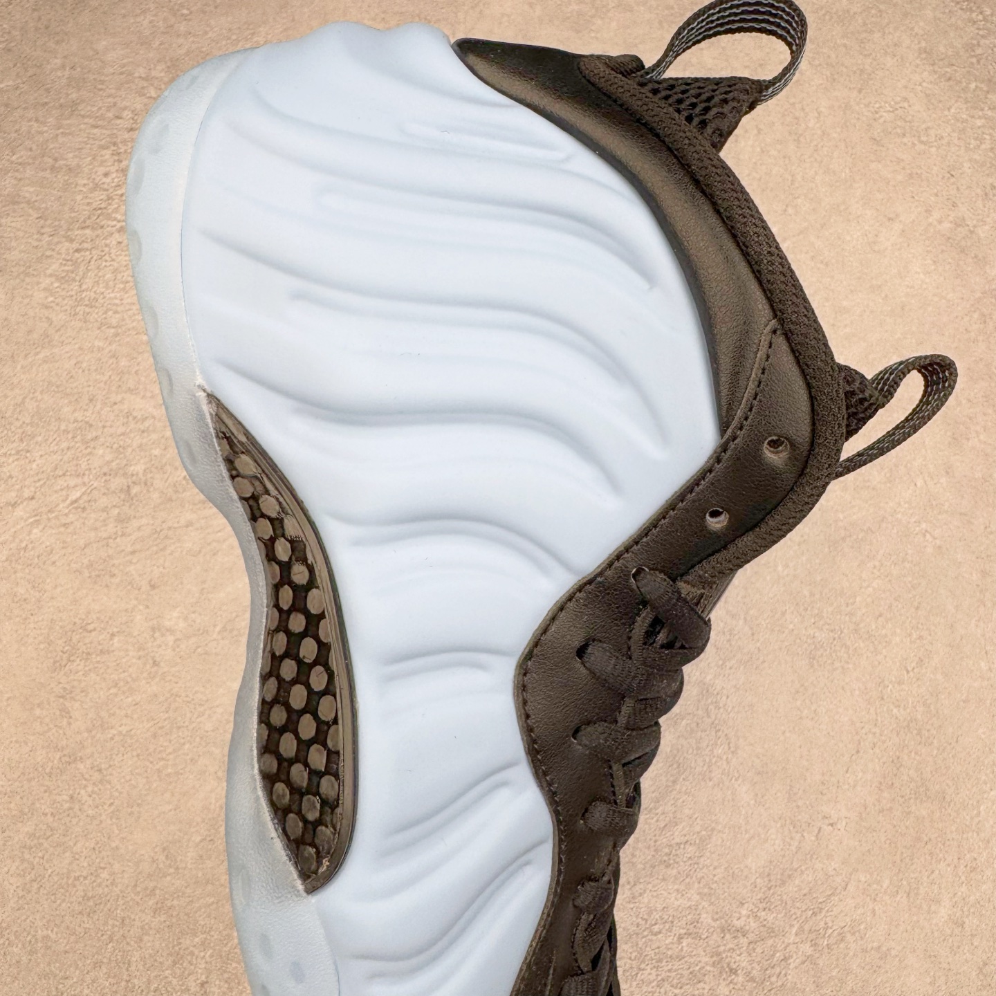 图片[6]-NK Air Foamposite One 冰蓝喷 HJ6014-400 莞产原底面 公司渠道同模具 鞋型发泡360度无死角 双层Zoom气垫植入 中底完美注胶 搭载原厂碳纤维材质 诞生于1997年的NK Air Foamposite系列可以说是整个球鞋历史上最为经典的系列之一 也就是我们常说的“喷”和“泡” 其中“喷”由Foamposite One代言人Penny的英文音译而来 而“泡”则来源于另一款鞋型 Foamposite Pro中\\\”pro\\\”的音译 在诞生初期 由于高昂的造价以及超前的外形 Foamposite系列的反对者不在少数 甚至有人认为这款鞋会毁掉整个球鞋行业 但事实证明这双灵感来自于甲虫 自带“黑科技”鞋面以及双层Zoom+大块碳板的太空球鞋不仅受到了大众的接受与追捧 并且成功的影响了篮球鞋的发展 尺码：38.5 39 40 40.5 41 42 42.5 43 44 44.5 45 46-选品中心