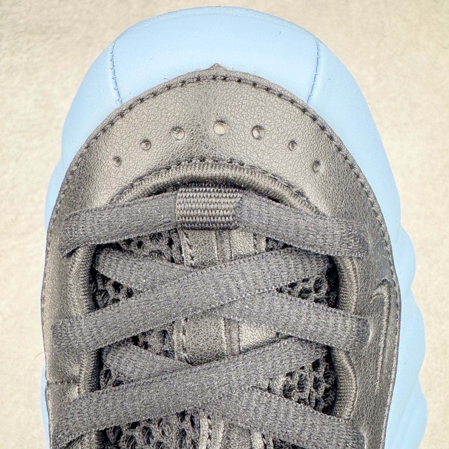 图片[14]-NK Air Foamposite One 冰蓝喷 HJ6014-400 莞产原底面 公司渠道同模具 鞋型发泡360度无死角 双层Zoom气垫植入 中底完美注胶 搭载原厂碳纤维材质 诞生于1997年的NK Air Foamposite系列可以说是整个球鞋历史上最为经典的系列之一 也就是我们常说的“喷”和“泡” 其中“喷”由Foamposite One代言人Penny的英文音译而来 而“泡”则来源于另一款鞋型 Foamposite Pro中\\\”pro\\\”的音译 在诞生初期 由于高昂的造价以及超前的外形 Foamposite系列的反对者不在少数 甚至有人认为这款鞋会毁掉整个球鞋行业 但事实证明这双灵感来自于甲虫 自带“黑科技”鞋面以及双层Zoom+大块碳板的太空球鞋不仅受到了大众的接受与追捧 并且成功的影响了篮球鞋的发展 尺码：38.5 39 40 40.5 41 42 42.5 43 44 44.5 45 46-选品中心